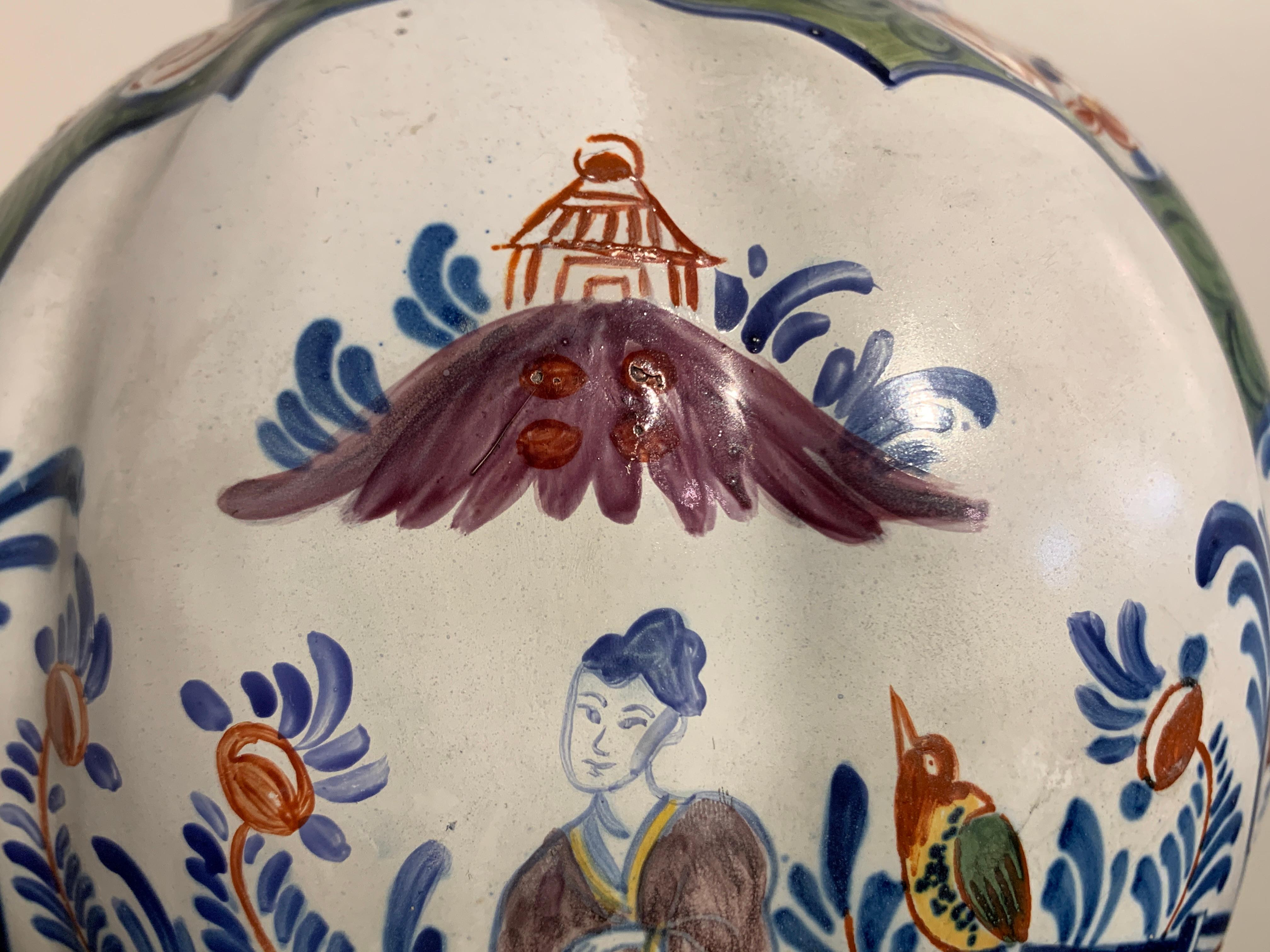 Vernissé Pot à lobes en faïence polychrome de Delft de style Chinoiserie hollandaise, 18ème siècle, Hollande en vente