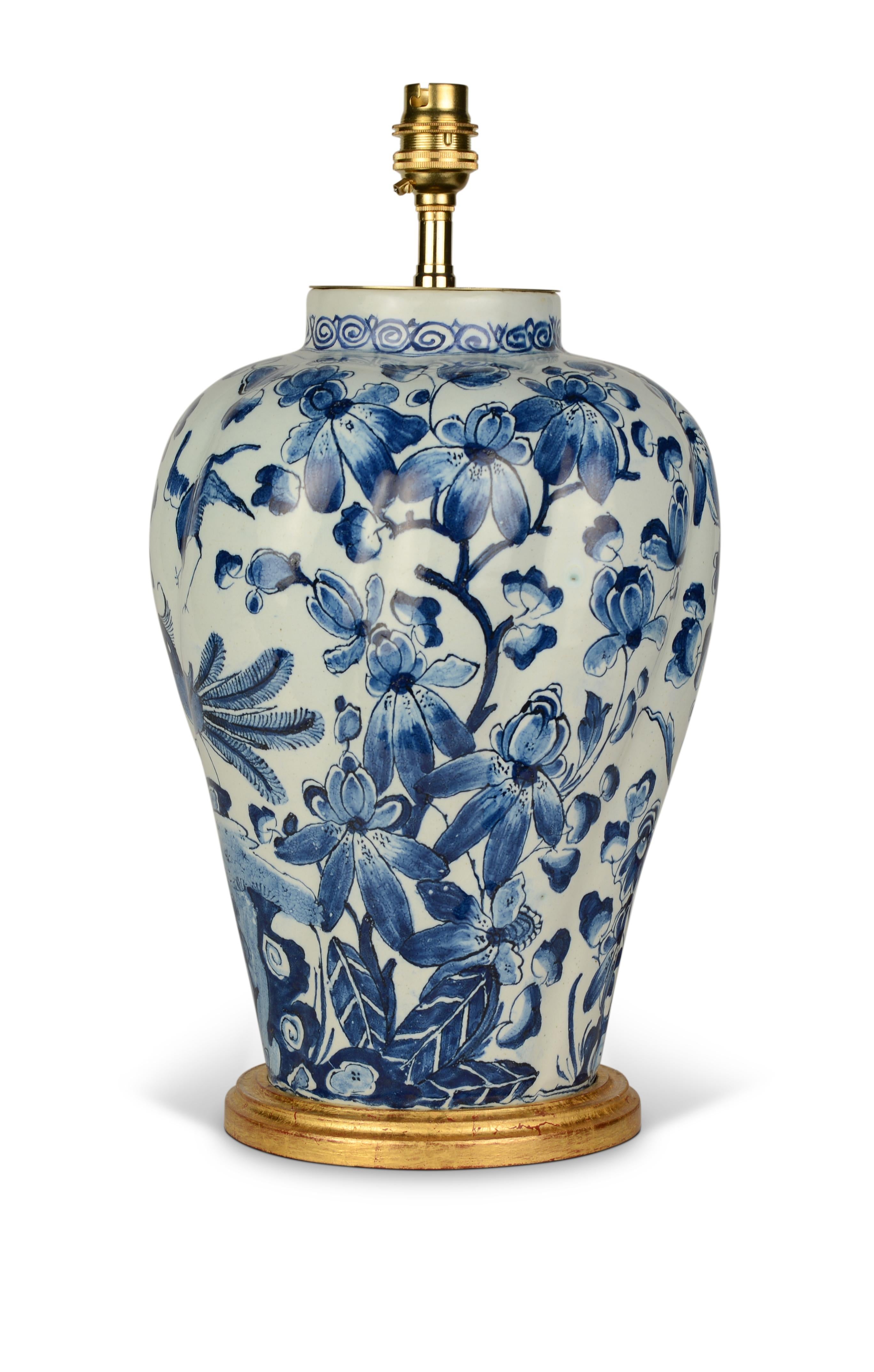Raro y muy encantador jarrón holandés de Delft azul y blanco de finales del siglo XVIII, finamente pintado y decorado con un exótico pájaro entre un estilizado paisaje rocoso con flores y follaje, ahora montado como lámpara de sobremesa con una base