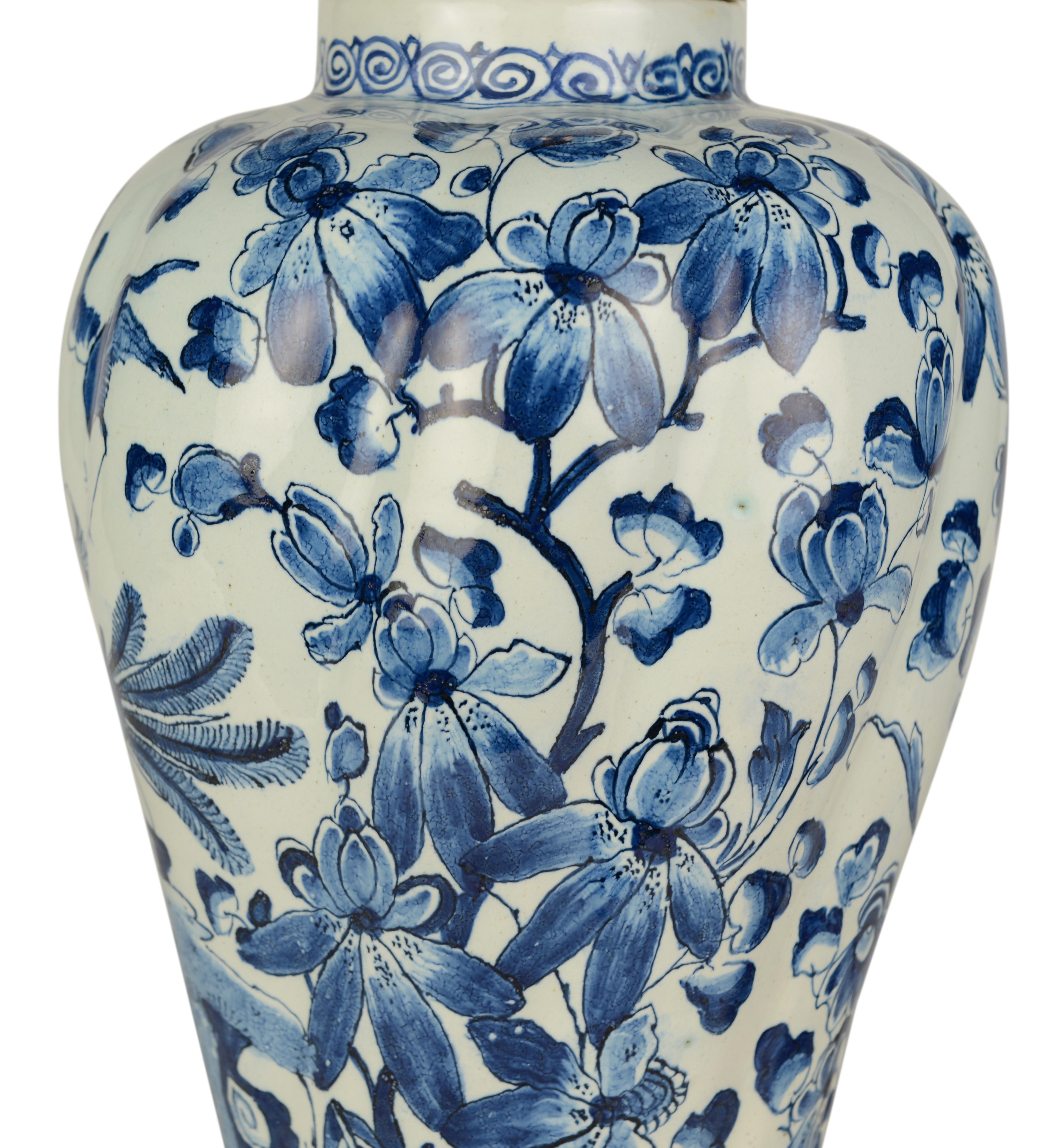 Lámpara de sobremesa policromada de Delft holandés Chinoiserie, principios del siglo XVIII Cerámica de Delft en venta