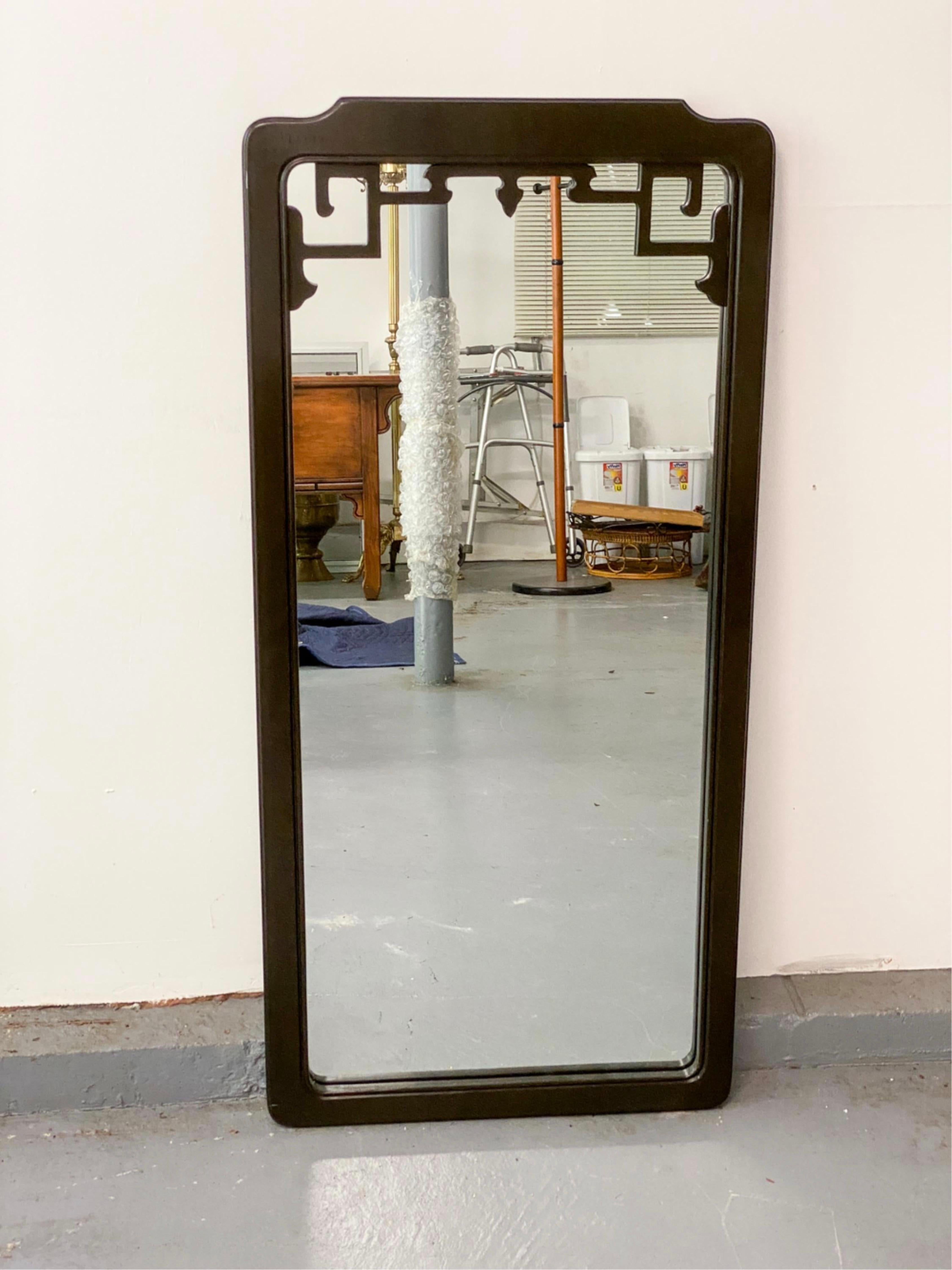 Miroir tout simplement élégant de style chinoiserie des années 1960-1970 qui peut servir de miroir d'habillage complet, de miroir d'entrée, de miroir mural, de miroir de console ou de miroir de quai, de miroir de sol.