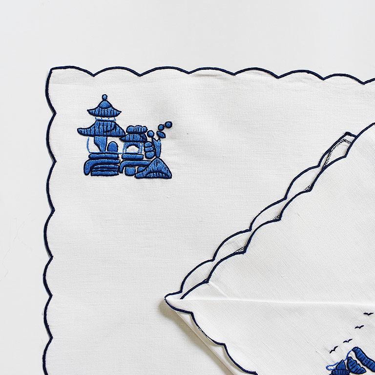 Hong Kong Ensemble de 4 serviettes de table et de serviette en lin brodé de style chinoiserie bleu et blanc en vente