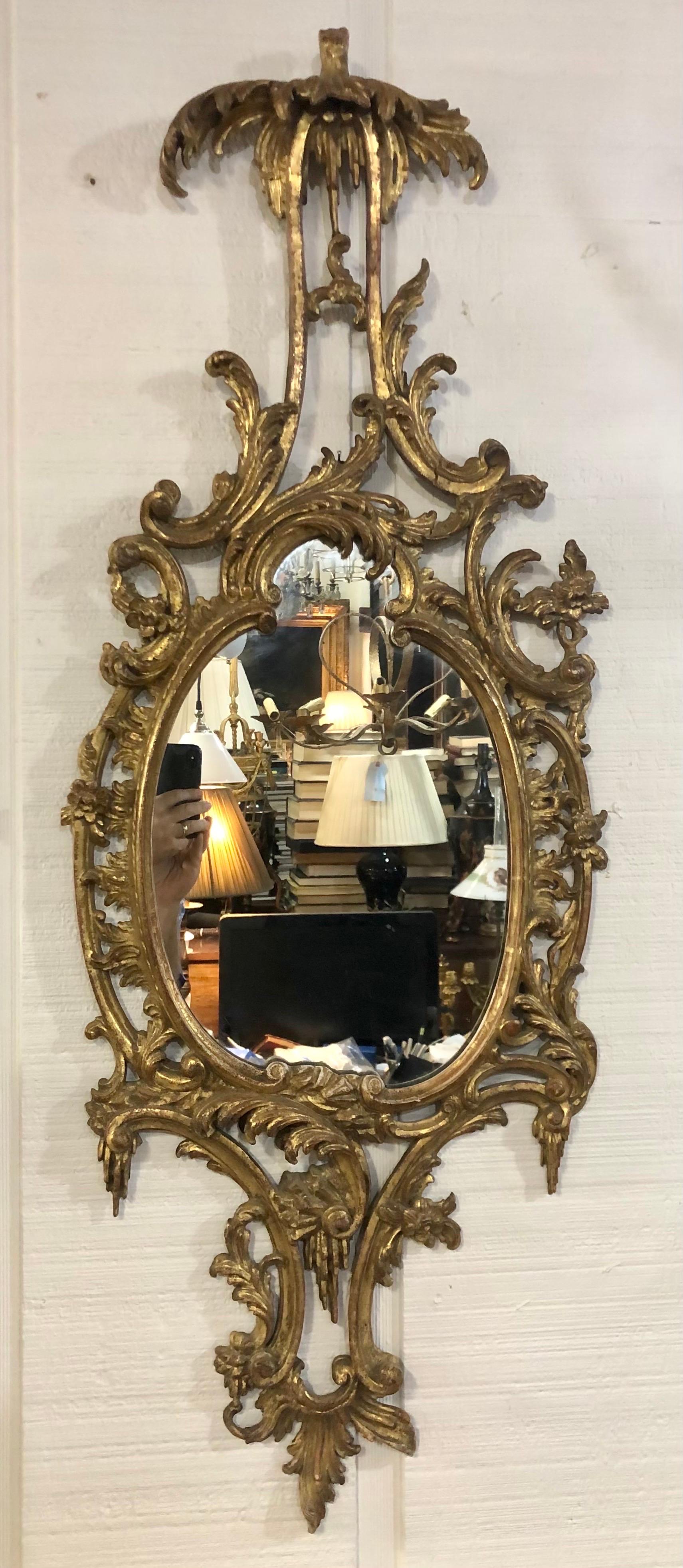 Dieser skurrile, sehr feine, handgeschnitzte Spiegel aus vergoldetem Holz im chinesischen Chippendale-Stil wurde im neunzehnten Jahrhundert in England hergestellt.  Der Rocco Chippendale-Spiegel weist ein elegantes Chinoiserie-Design auf.  Der