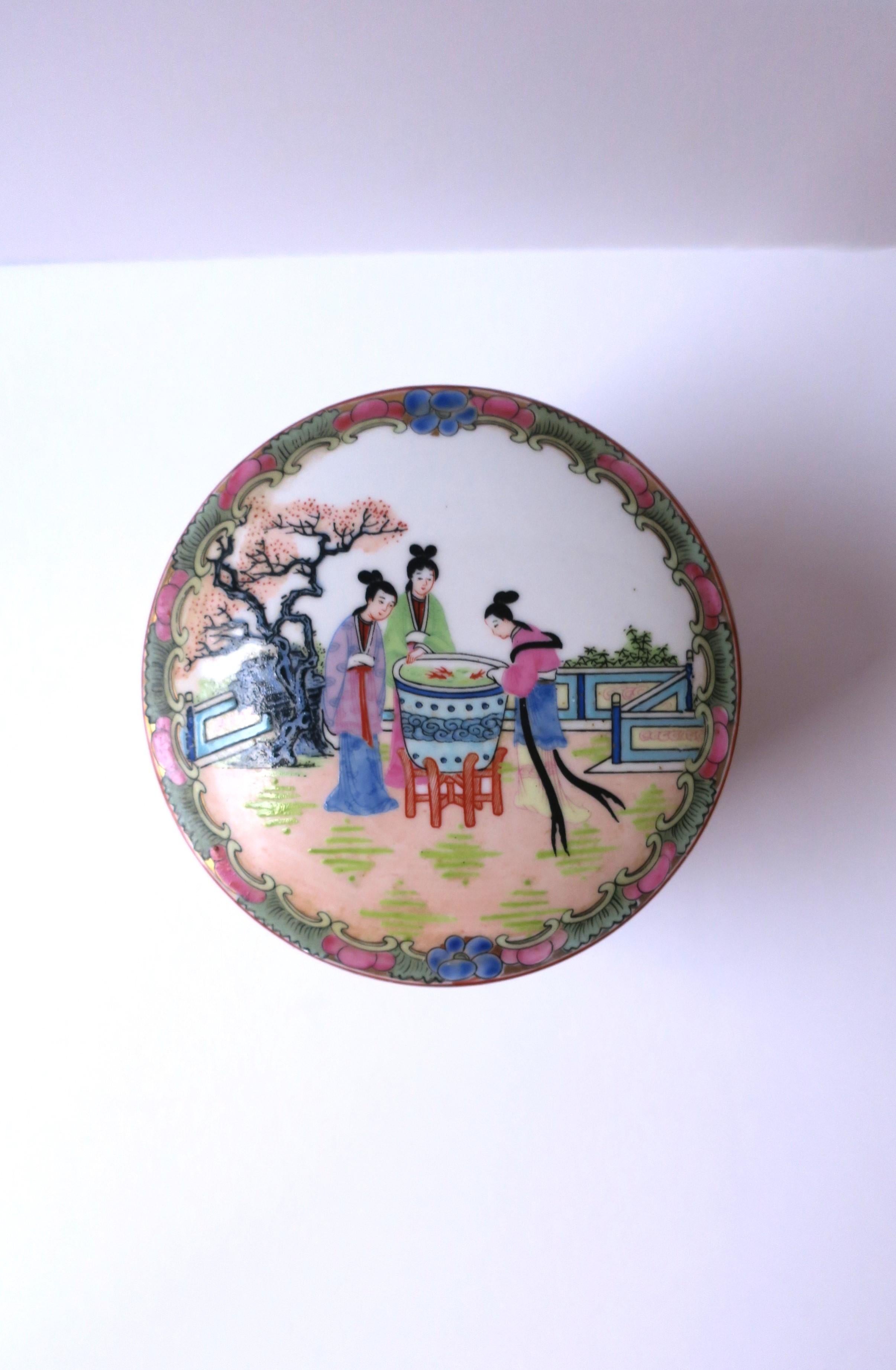 Chinoiserie Famille Rose Decorative Box with Birds Flora and Fauna For Sale 5