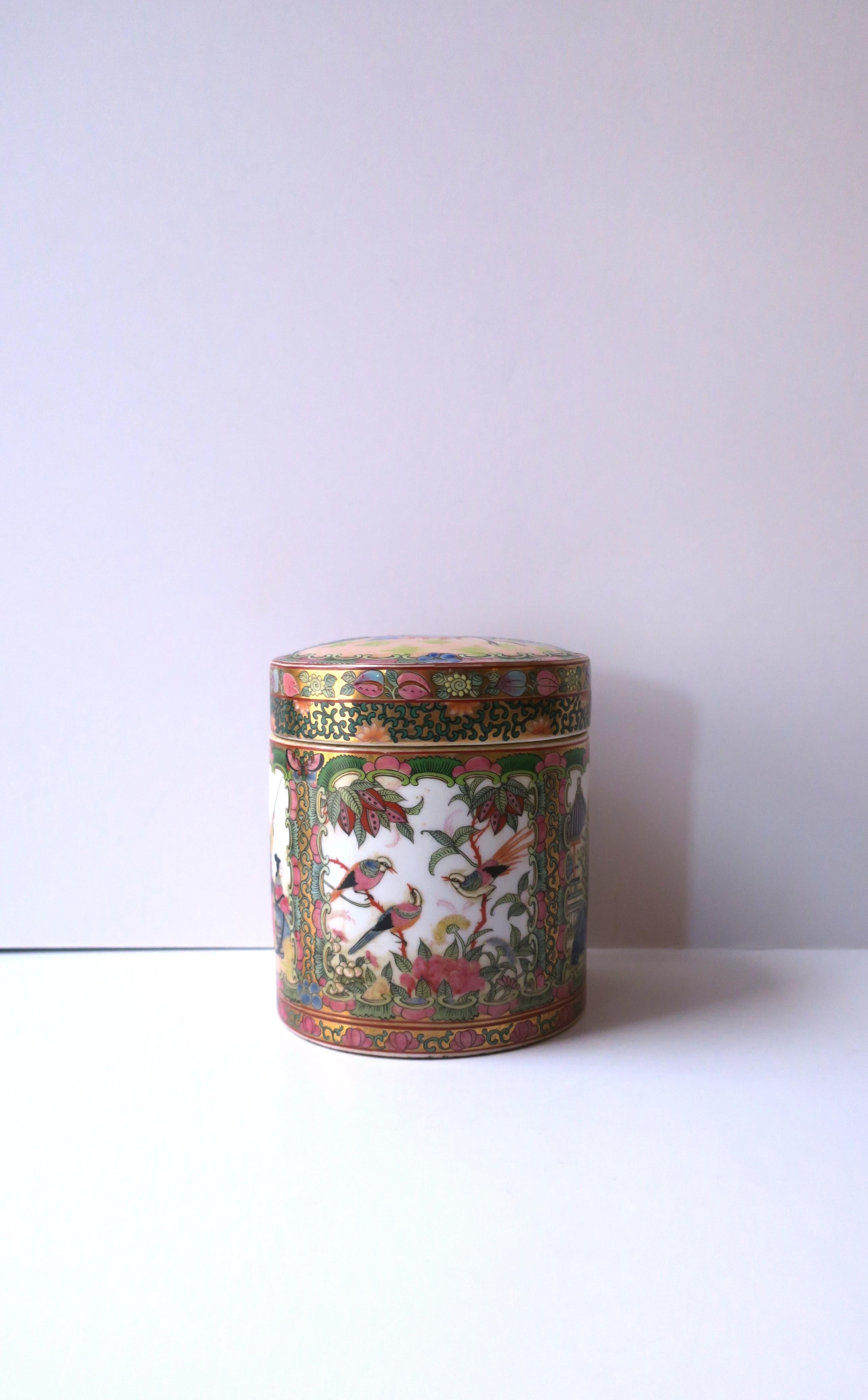 Chinese Chinoiserie Famille Rose Decorative Box with Birds Flora and Fauna For Sale
