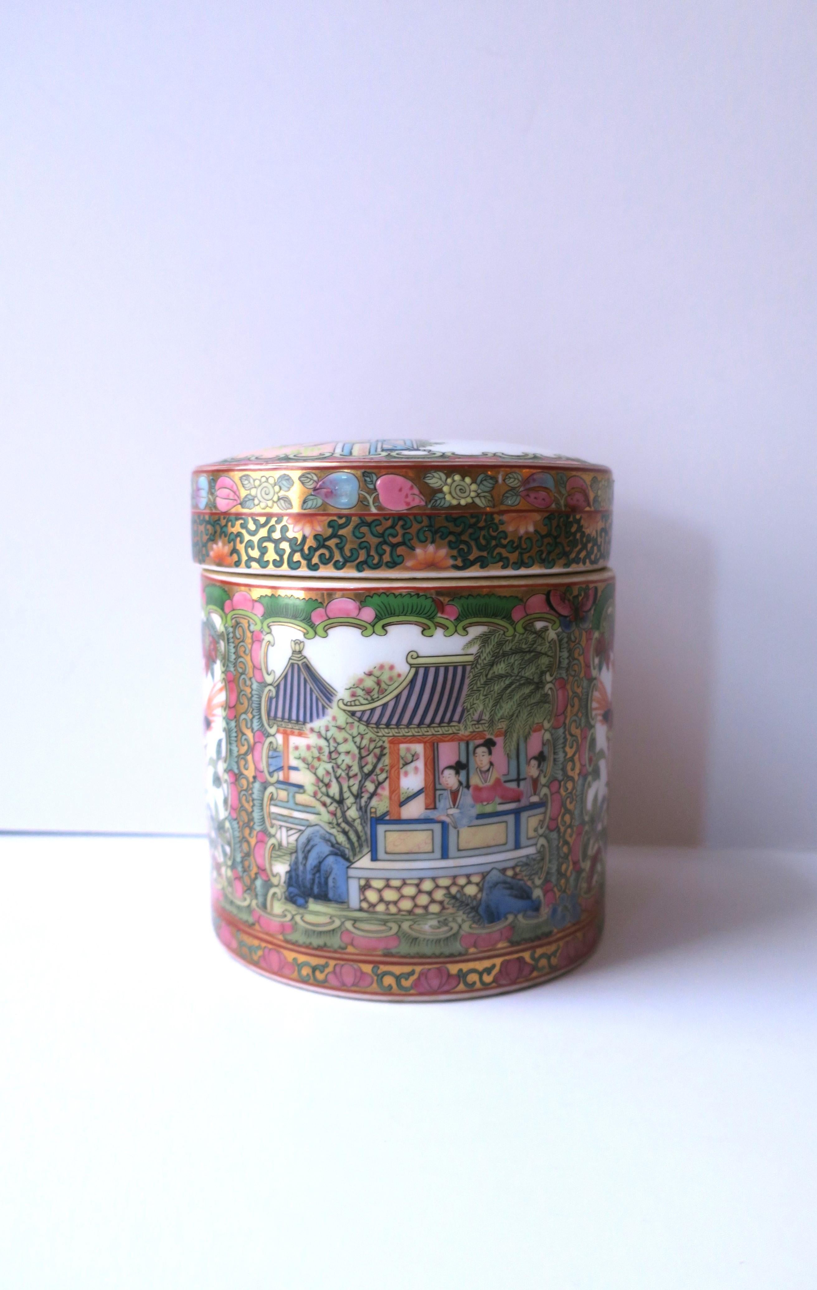 Chinoiserie Famille Rose Decorative Box with Birds Flora and Fauna In Good Condition For Sale In New York, NY