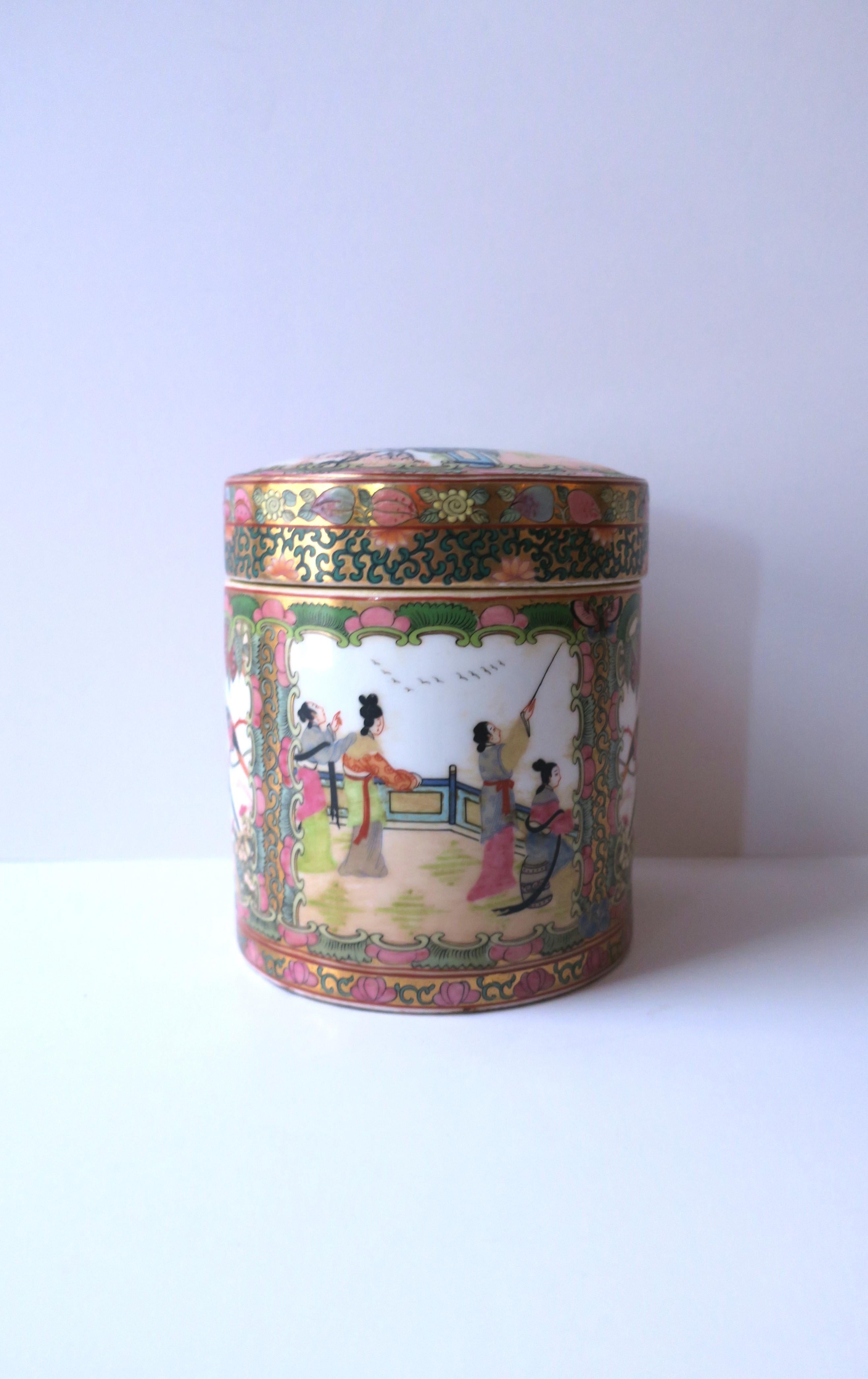 20th Century Chinoiserie Famille Rose Decorative Box with Birds Flora and Fauna For Sale