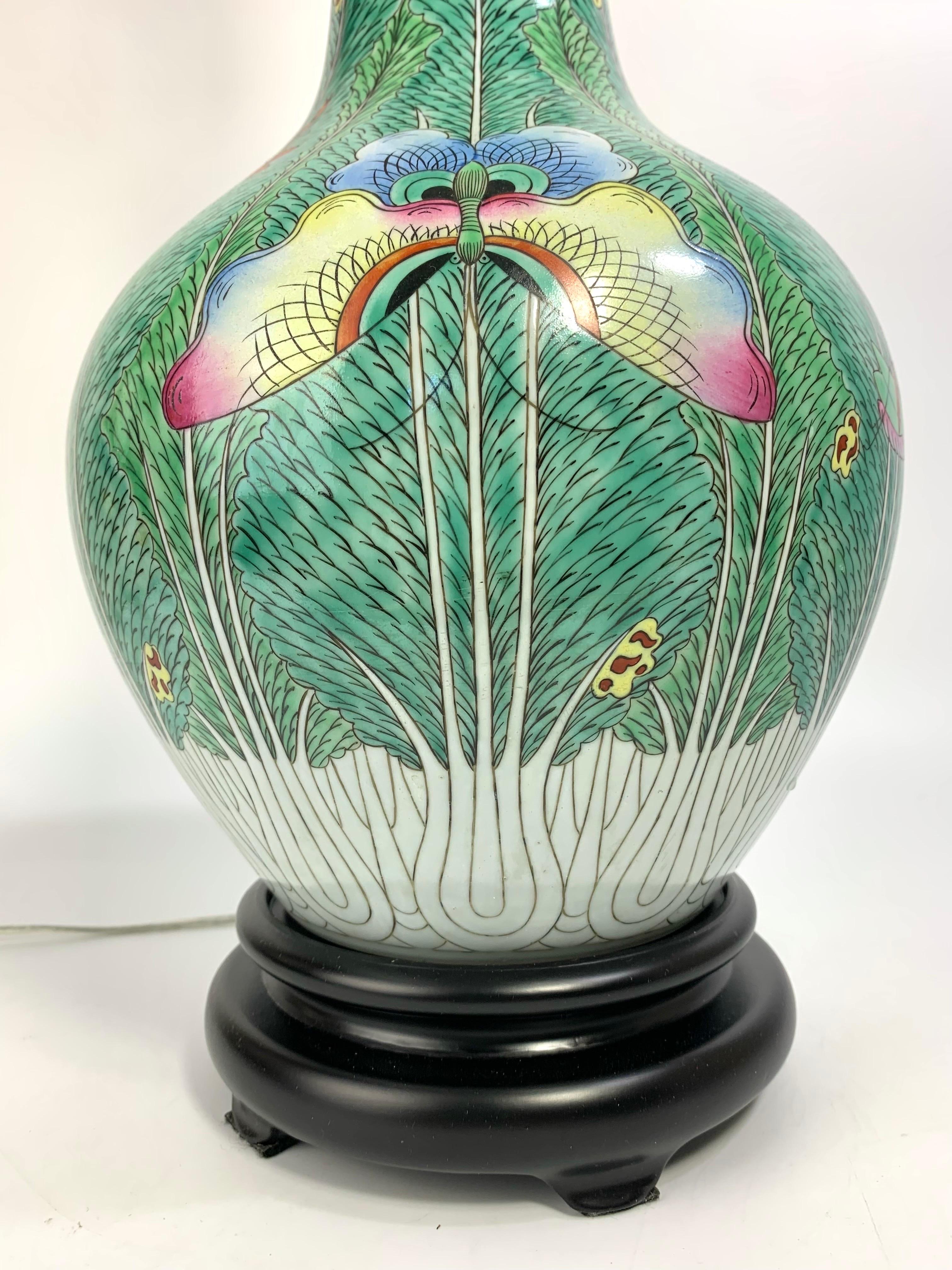 Chinese chinoiserie Famille Verte Green Bok Choy Butterfuly Ceramic Vase Table Lamp For Sale