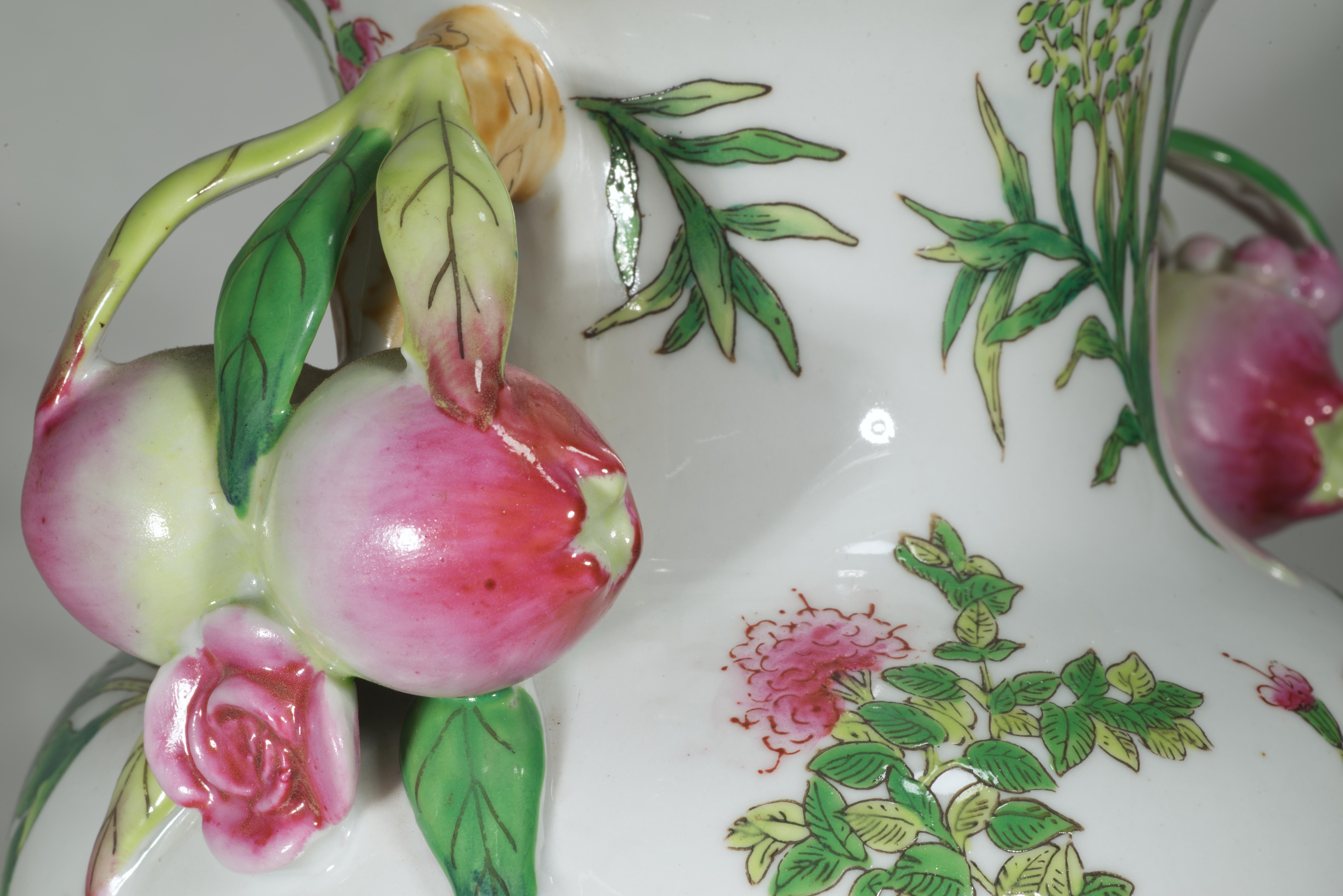 Chinoiserie Famille Verte Rose Ceramic Pomegranate Urn Table Lamp For Sale 2