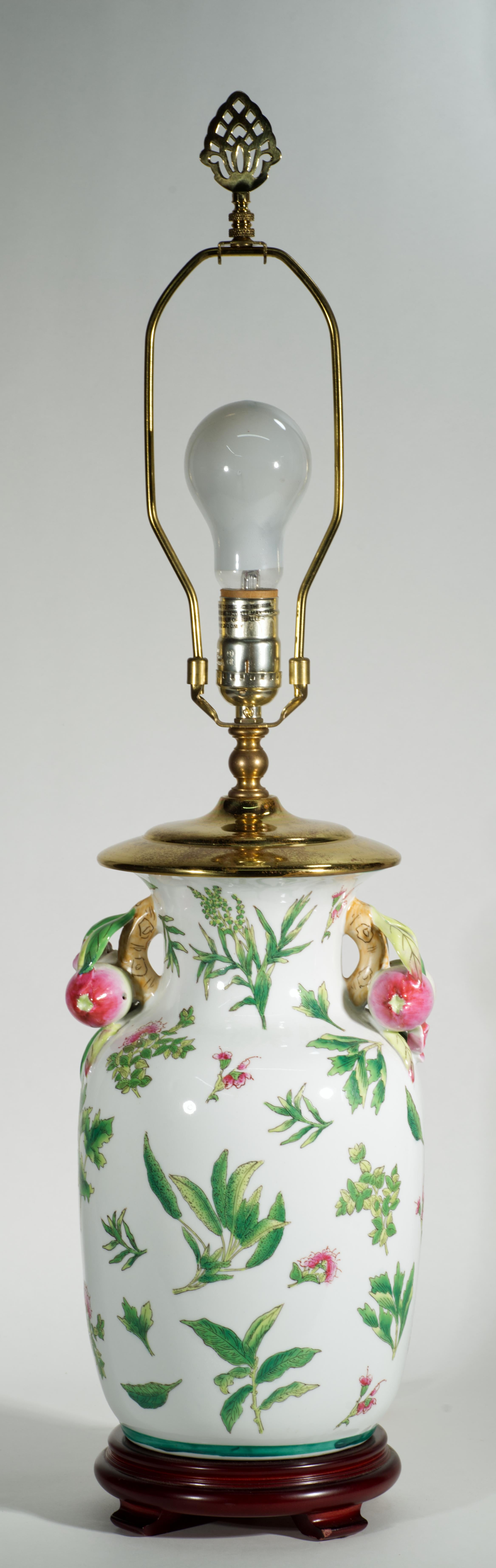 Mid-Century Modern Chinoiserie Famille Verte Rose Ceramic Pomegranate Urn Table Lamp For Sale