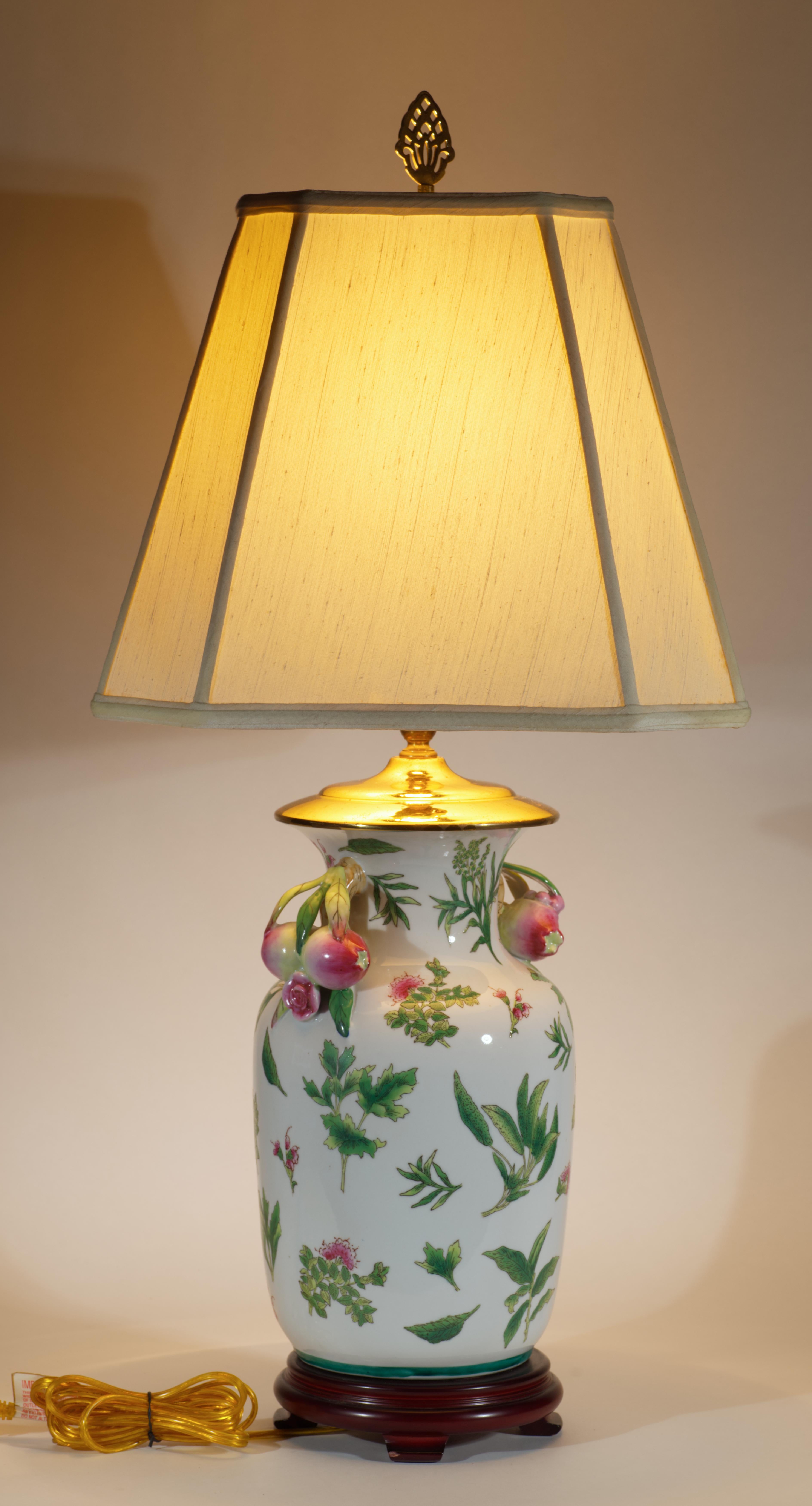 Chinese Chinoiserie Famille Verte Rose Ceramic Pomegranate Urn Table Lamp For Sale