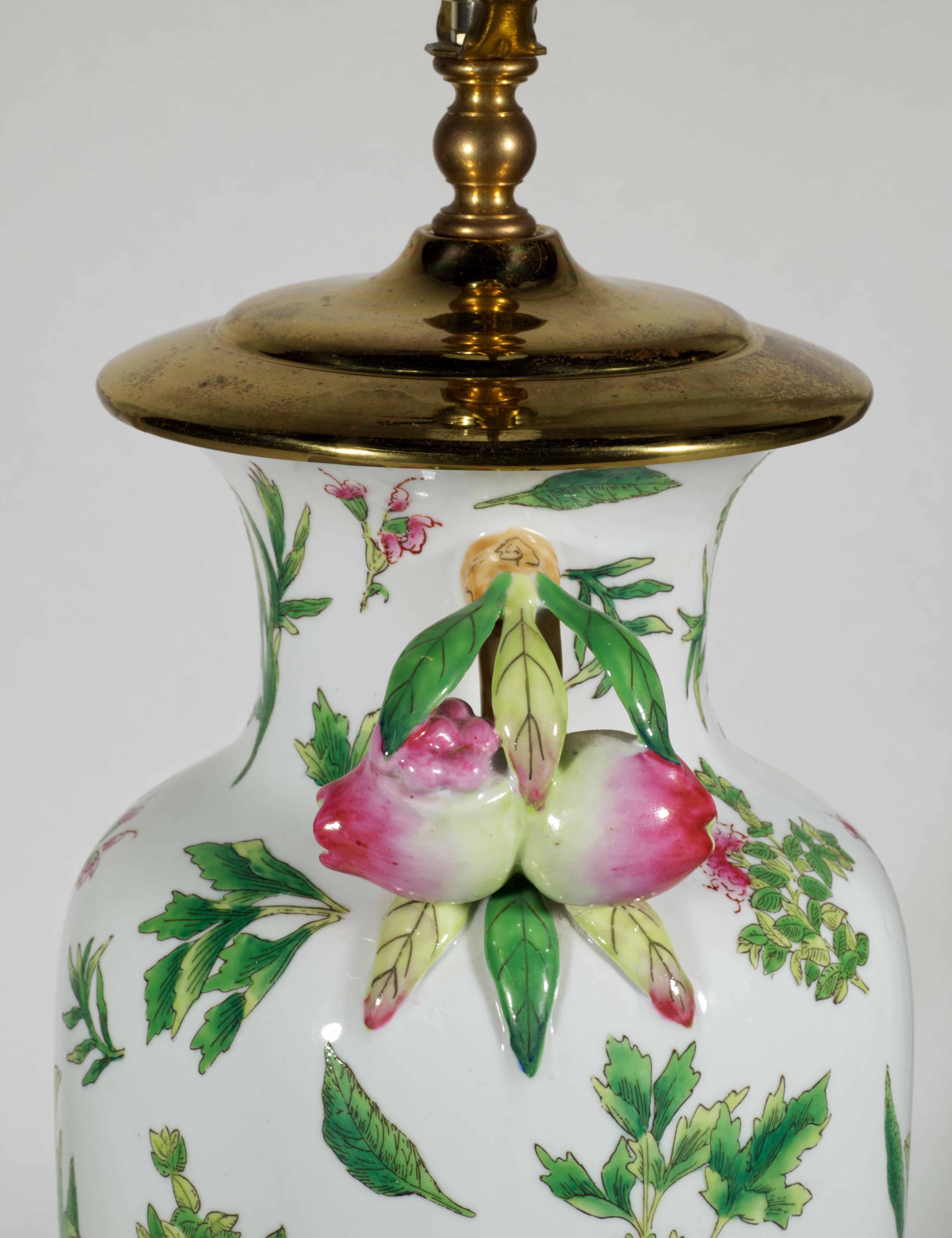 Glazed Chinoiserie Famille Verte Rose Ceramic Pomegranate Urn Table Lamp For Sale