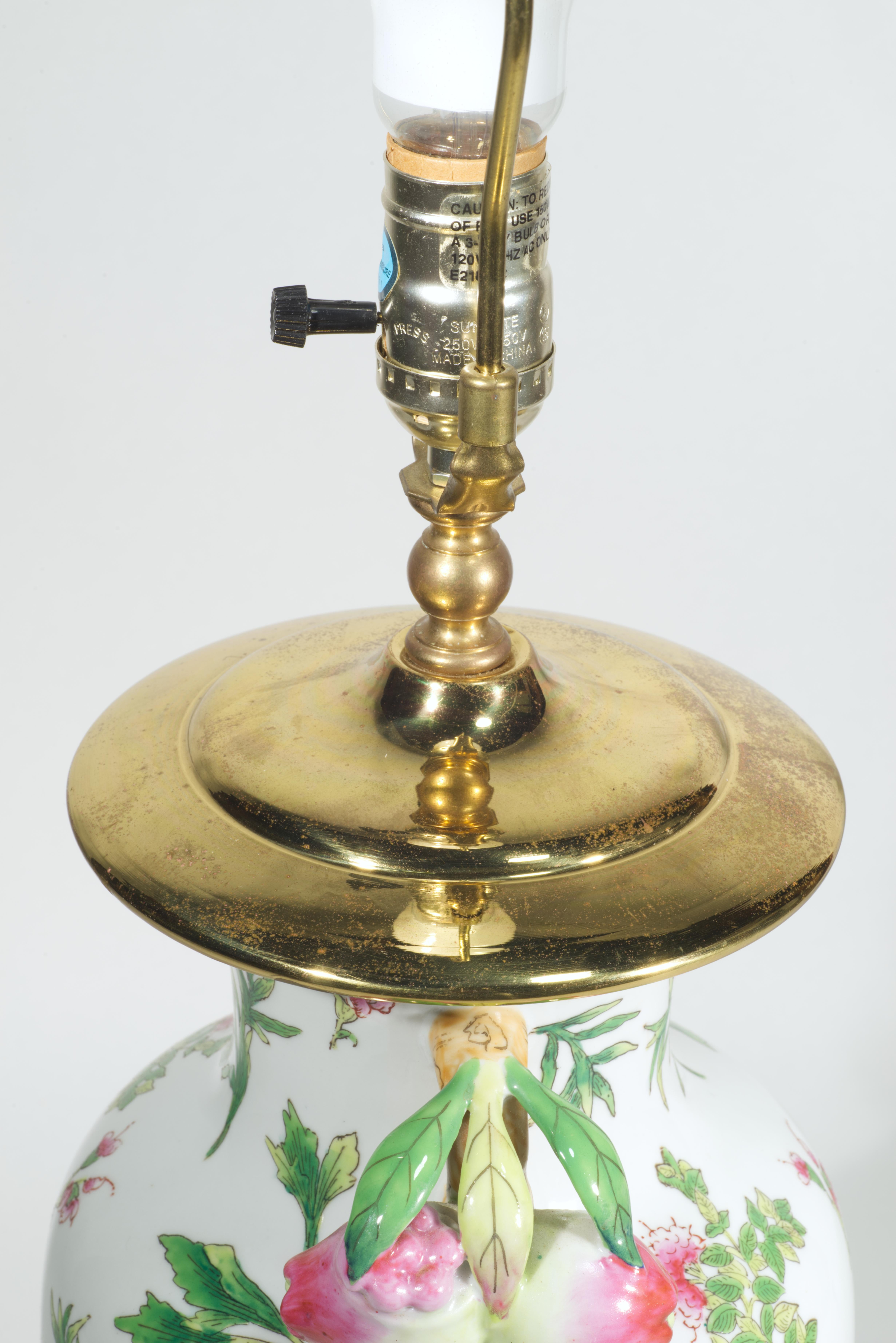 Chinoiserie Famille Verte Rose Ceramic Pomegranate Urn Table Lamp In Good Condition For Sale In Clifton Springs, NY