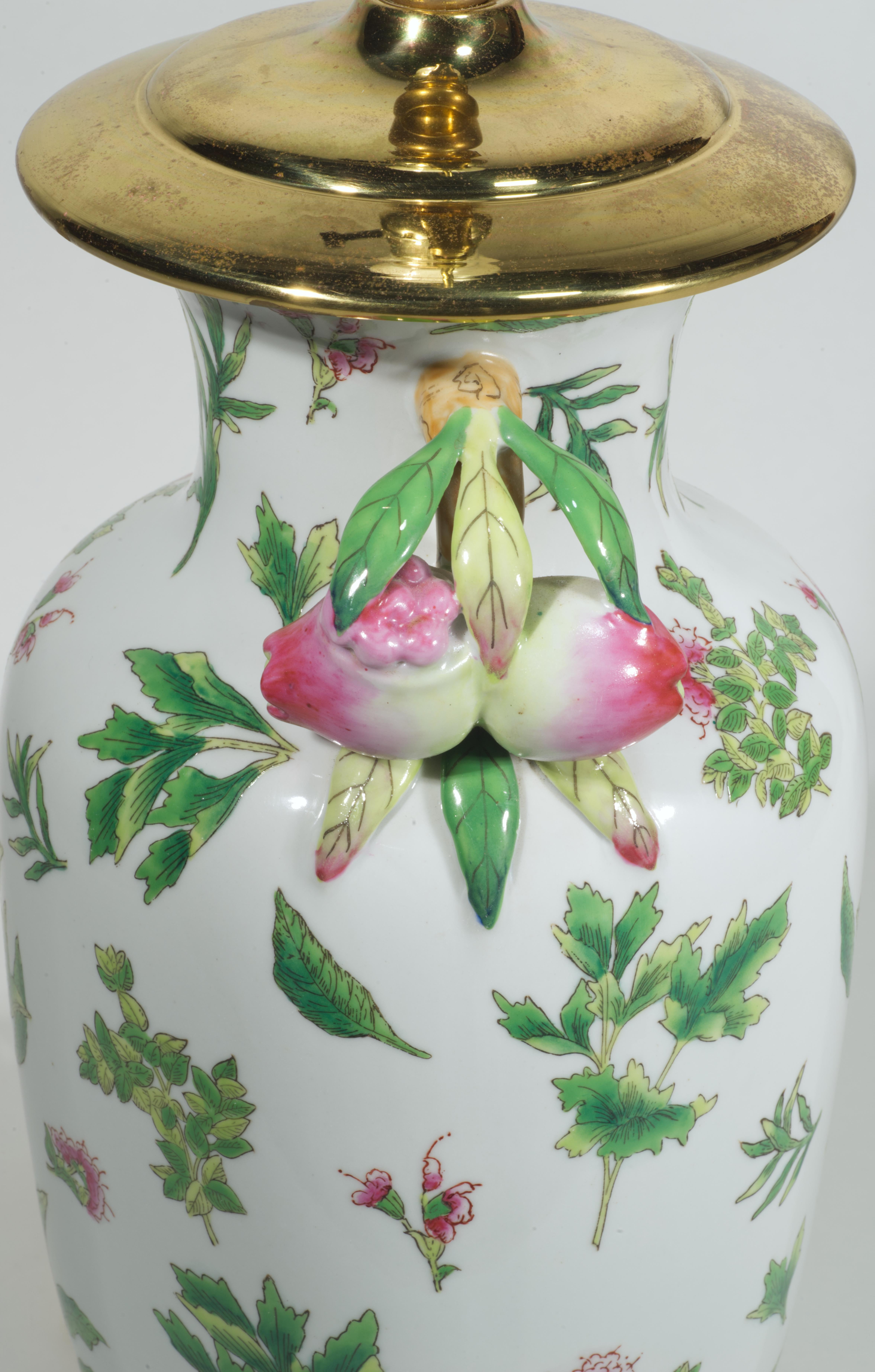 20th Century Chinoiserie Famille Verte Rose Ceramic Pomegranate Urn Table Lamp For Sale