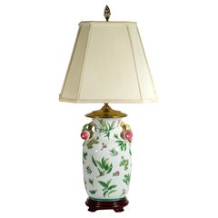 Französische Famille Verte Rose-Tischlampe aus Keramik mit Granatapfel-Urne