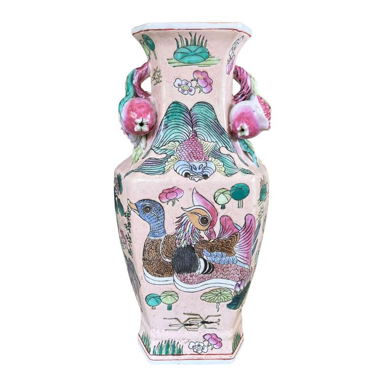 Chinoiseries Chinoiserie Famille Verte Vase en céramique polychrome rose grenade en vente