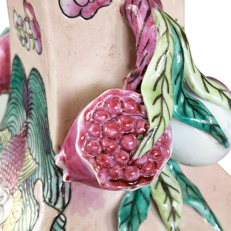 Hong Kong Chinoiserie Famille Verte Vase en céramique polychrome rose grenade en vente