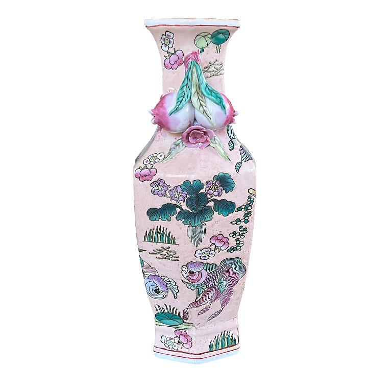 Chinoiserie Famille Verte Vase en céramique polychrome rose grenade Bon état - En vente à Oklahoma City, OK