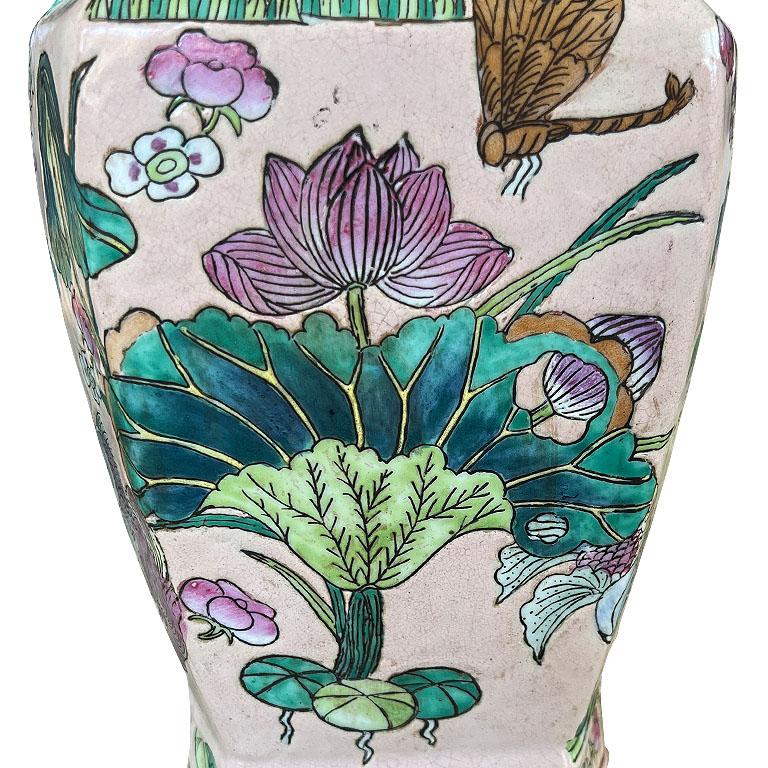 Céramique Chinoiserie Famille Verte Vase en céramique polychrome rose grenade en vente