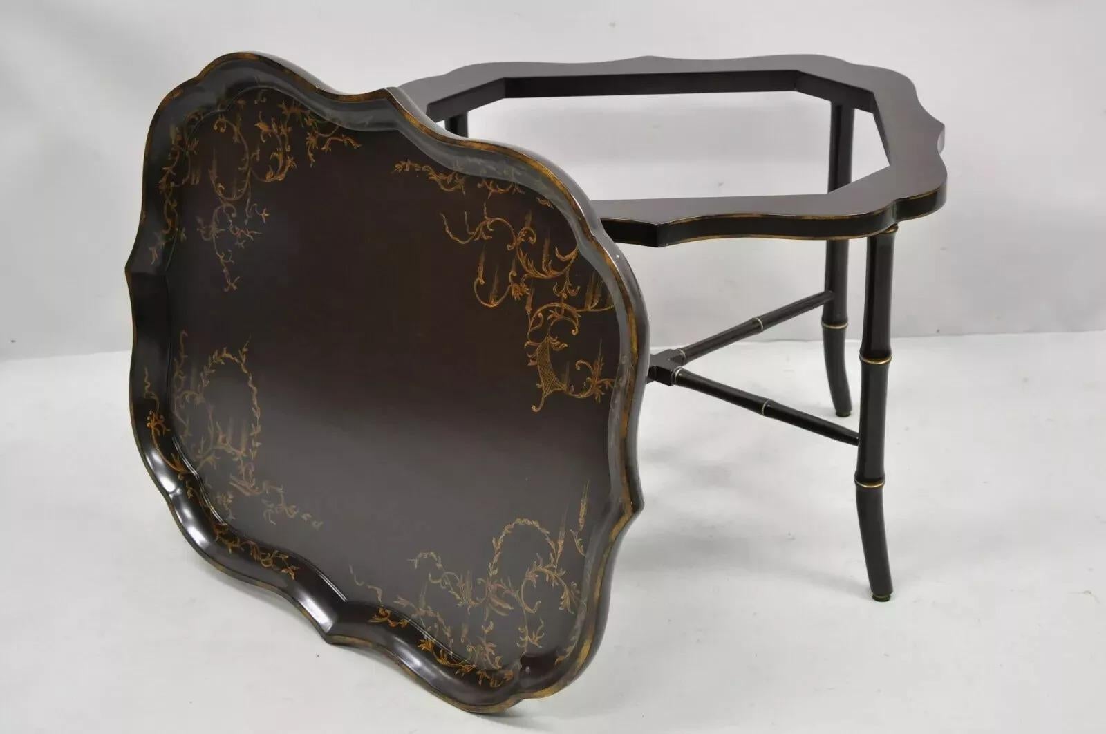 Mesa de Cocktail de Café con Bandeja de Faux Bambú Lacada en Marrón Estilo Chinoiserie. El artículo presenta un acabado marrón, detalles pintados en dorado, bandeja superior extraíble con borde festoneado y base de camilla de bambú sintético.