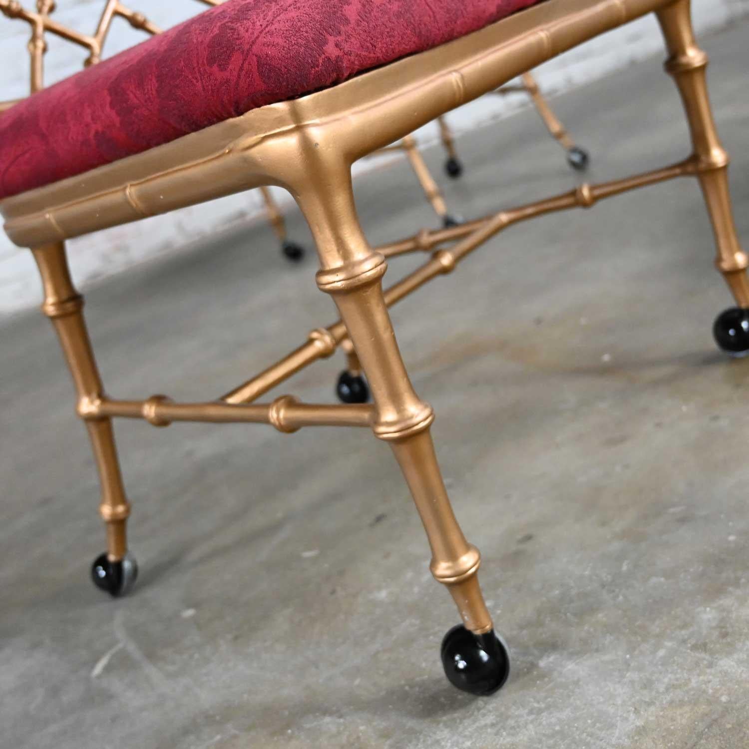 Chaises chinoiseries faux bambou peintes en métal doré style Phyllis Morris en vente 8
