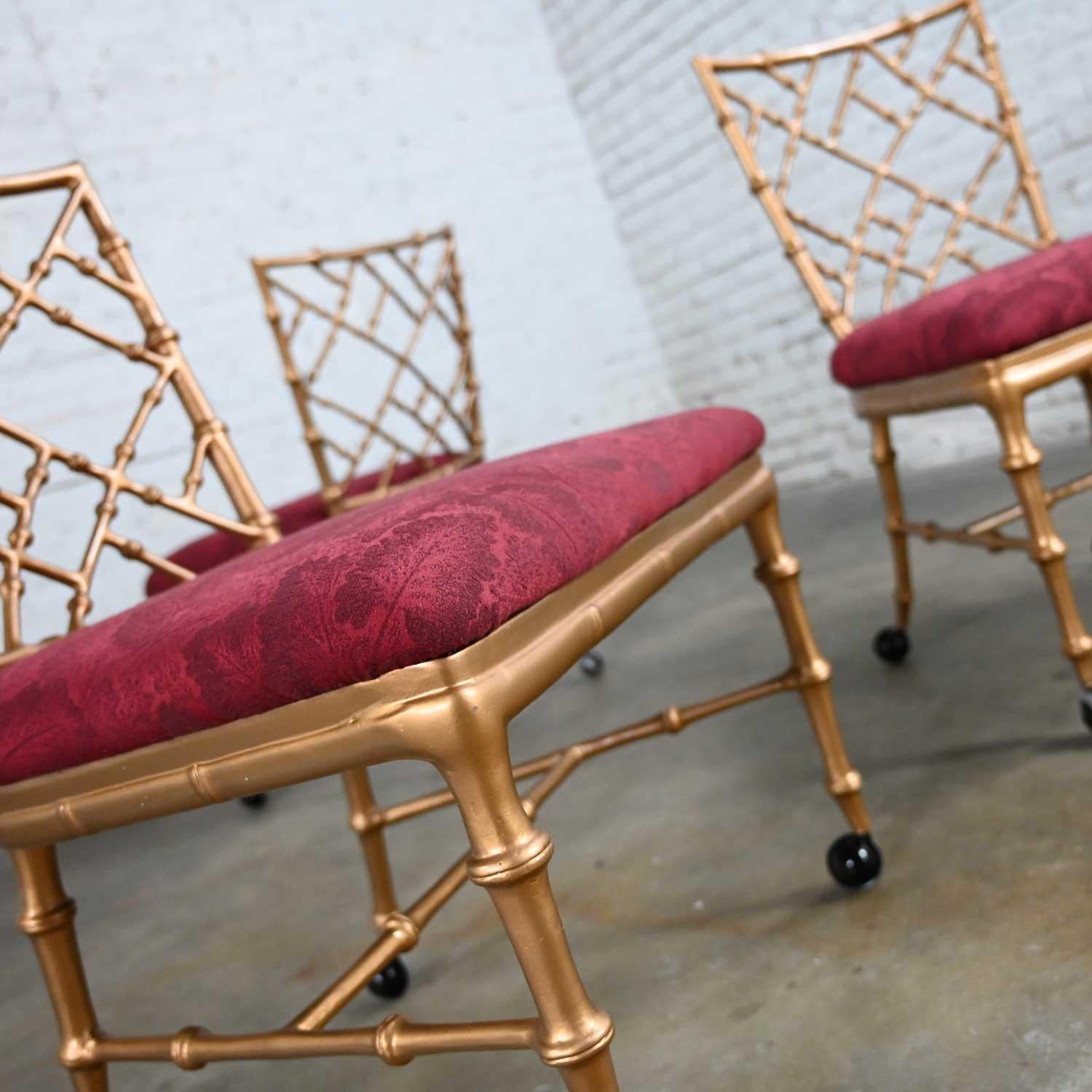 Chaises chinoiseries faux bambou peintes en métal doré style Phyllis Morris en vente 9