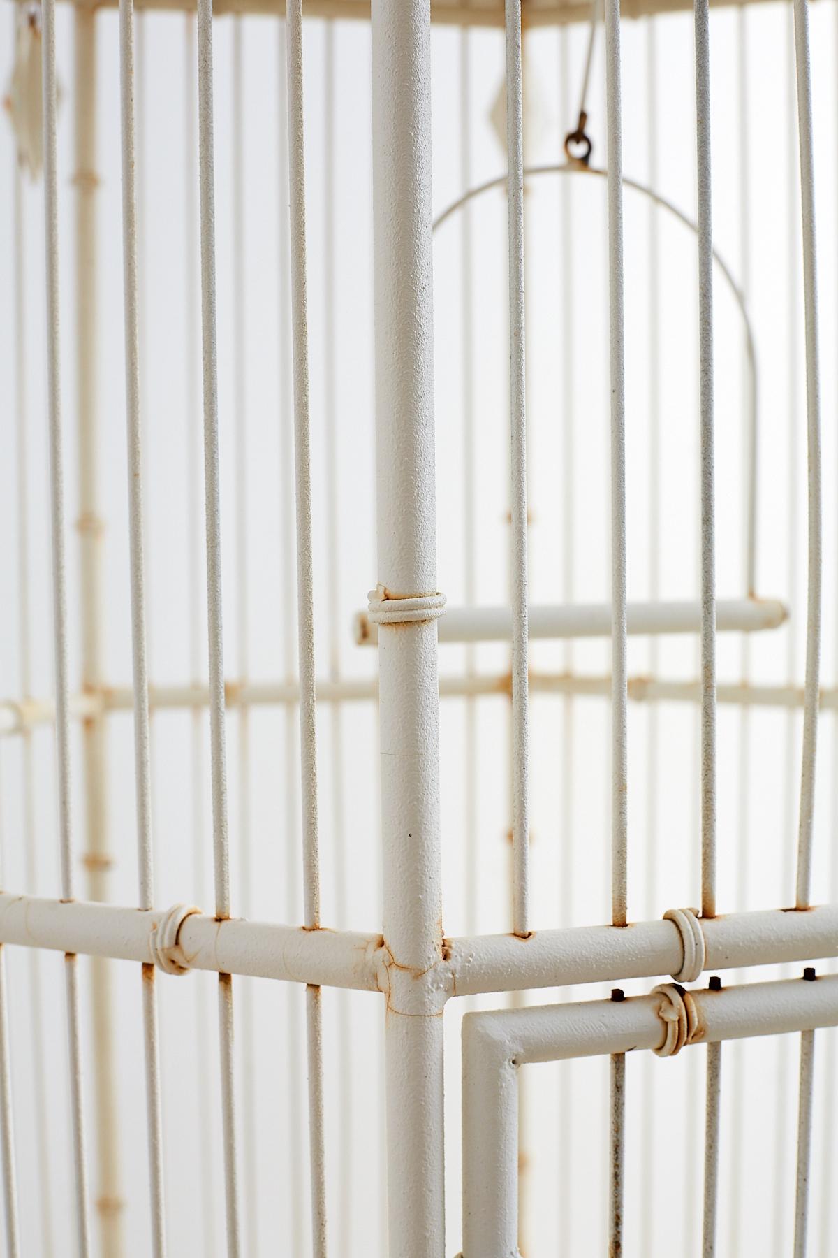 Cage à oiseaux sur pied pagode en faux bambou de style chinoiseries en vente 5