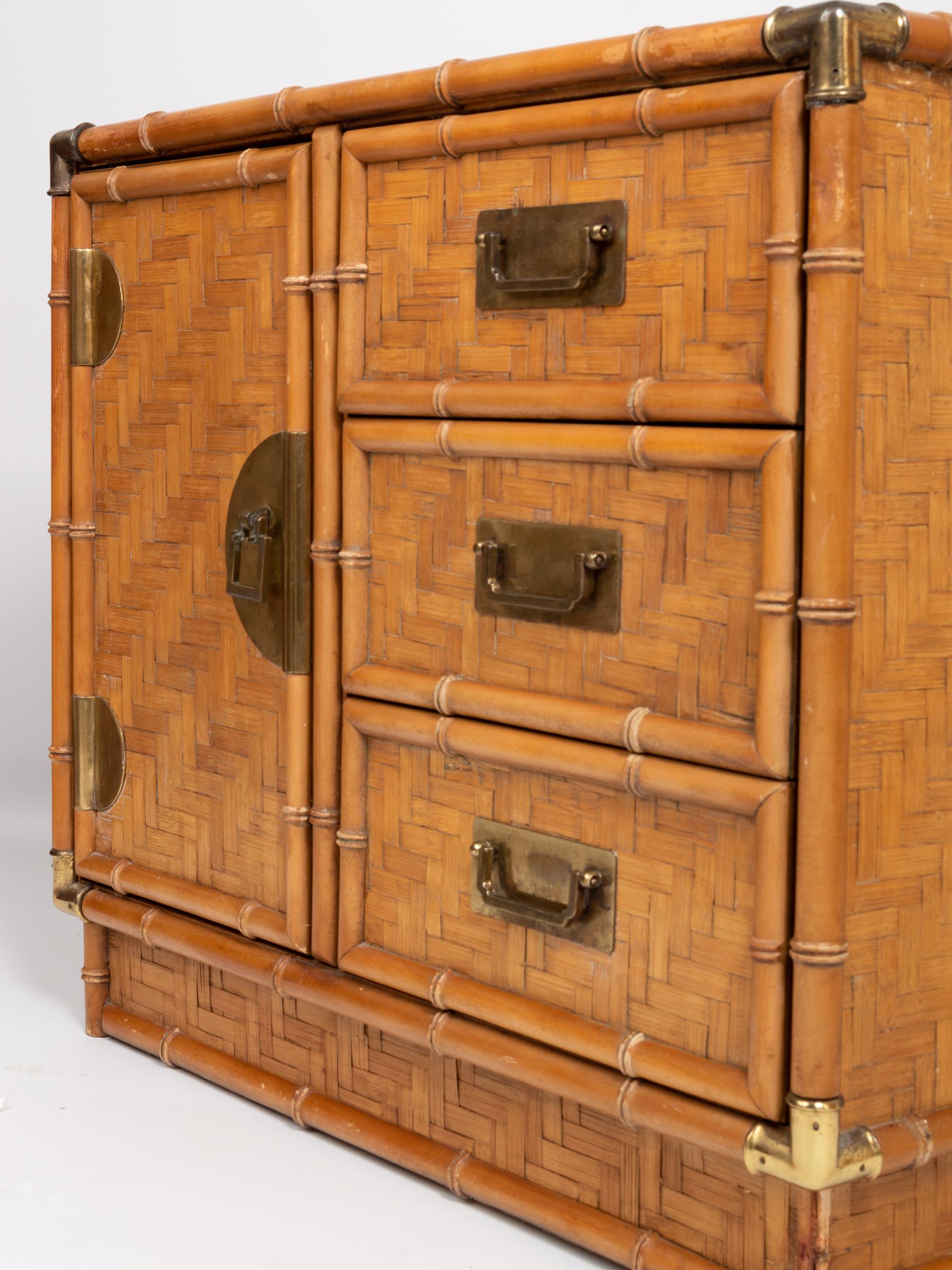 Laiton Armoire en faux bambou et parqueterie de style chinoiseries, vers 1970 en vente