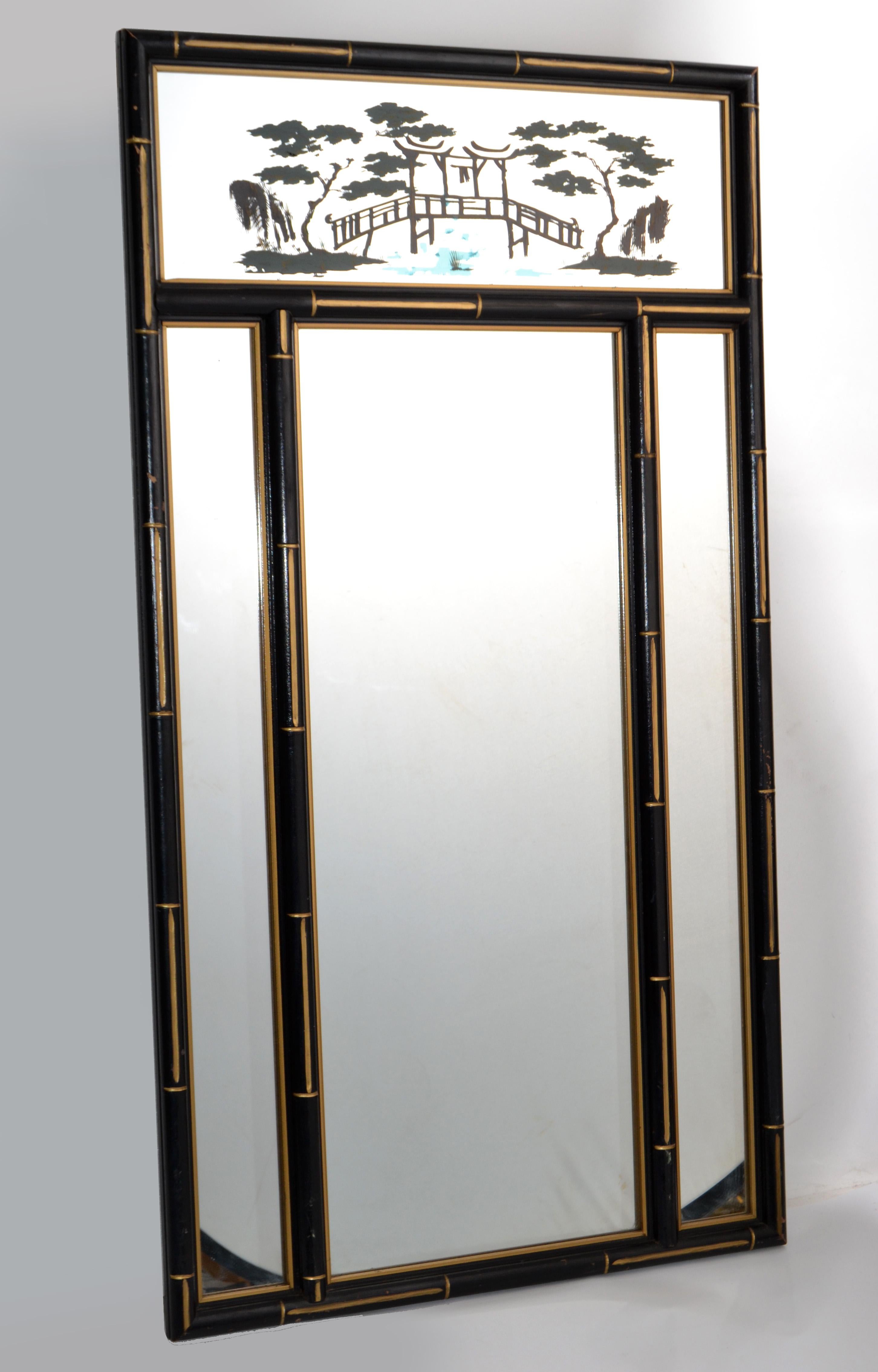 Specchio da parete in bambù finto Chinoiserie con finitura nera e oro Esportazione cinese, 1970 In condizioni buone in vendita a Miami, FL