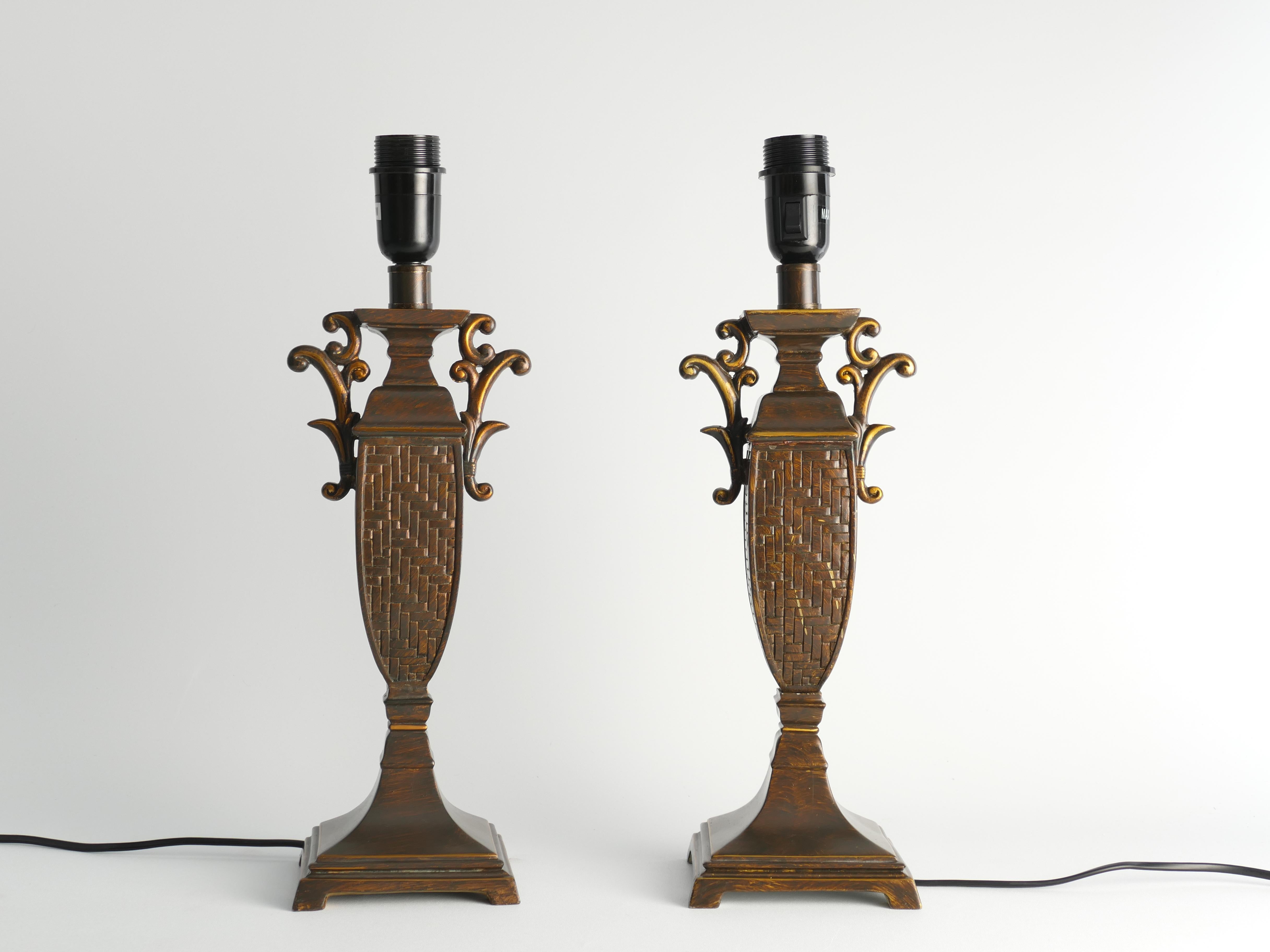This is a pair of fantastic chinoiserie vintage table lamps from the 1980s. The exact material is uncertain, but they are likely made of artificial plaster. The lamps have an amphora shape, reminiscent of ancient Greek or Roman vessels, with a