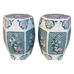 Sgabelli da giardino o tavolini in porcellana verde e rosa in stile cineserie, coppia