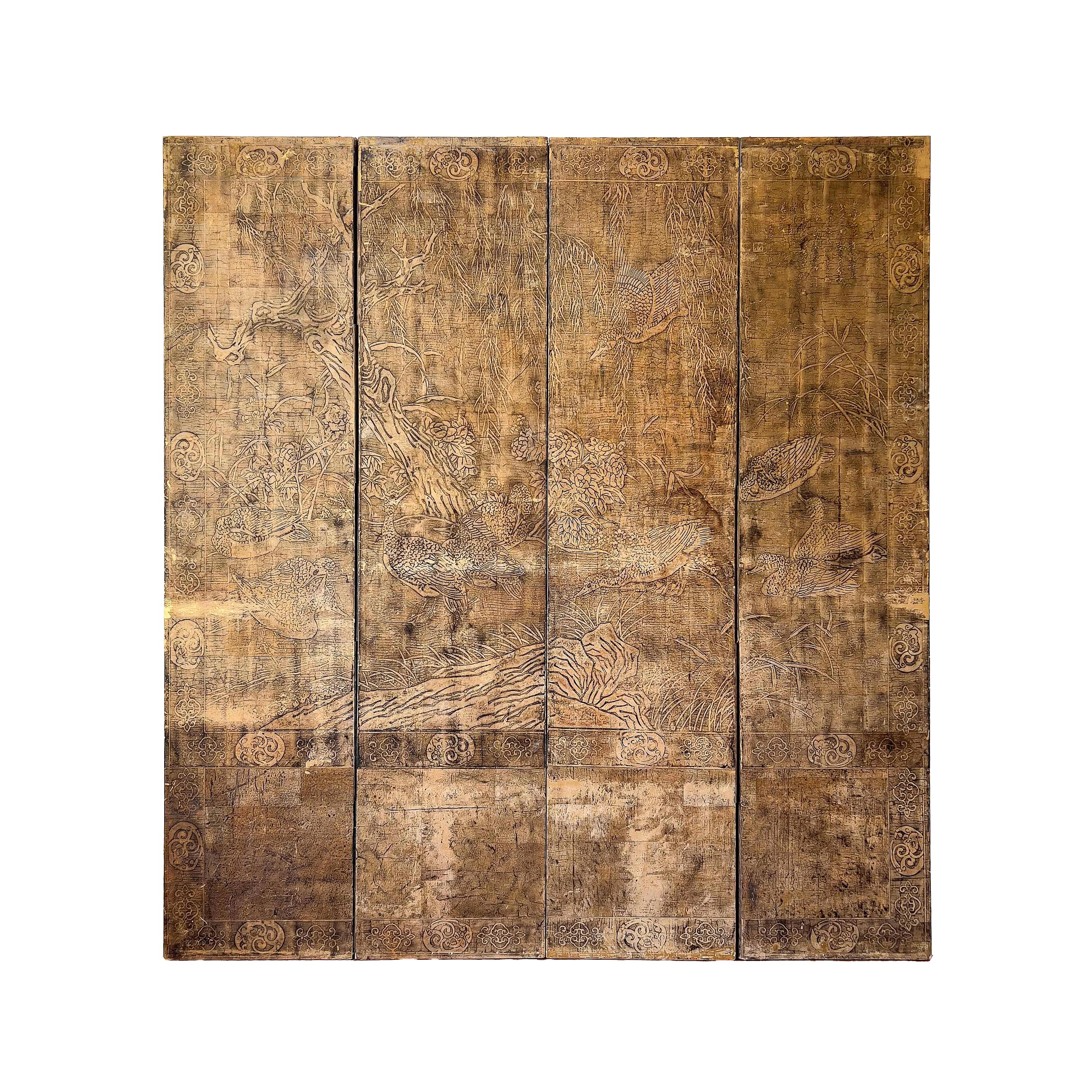 Questo paravento Foldes con una scena di giardino con uccelli
comprende due serie di pannelli in lacca decorati con carta da parati dipinta a mano, attualmente configurati in gruppi di due pannelli incernierati e contrassegnati dal produttore. Ogni