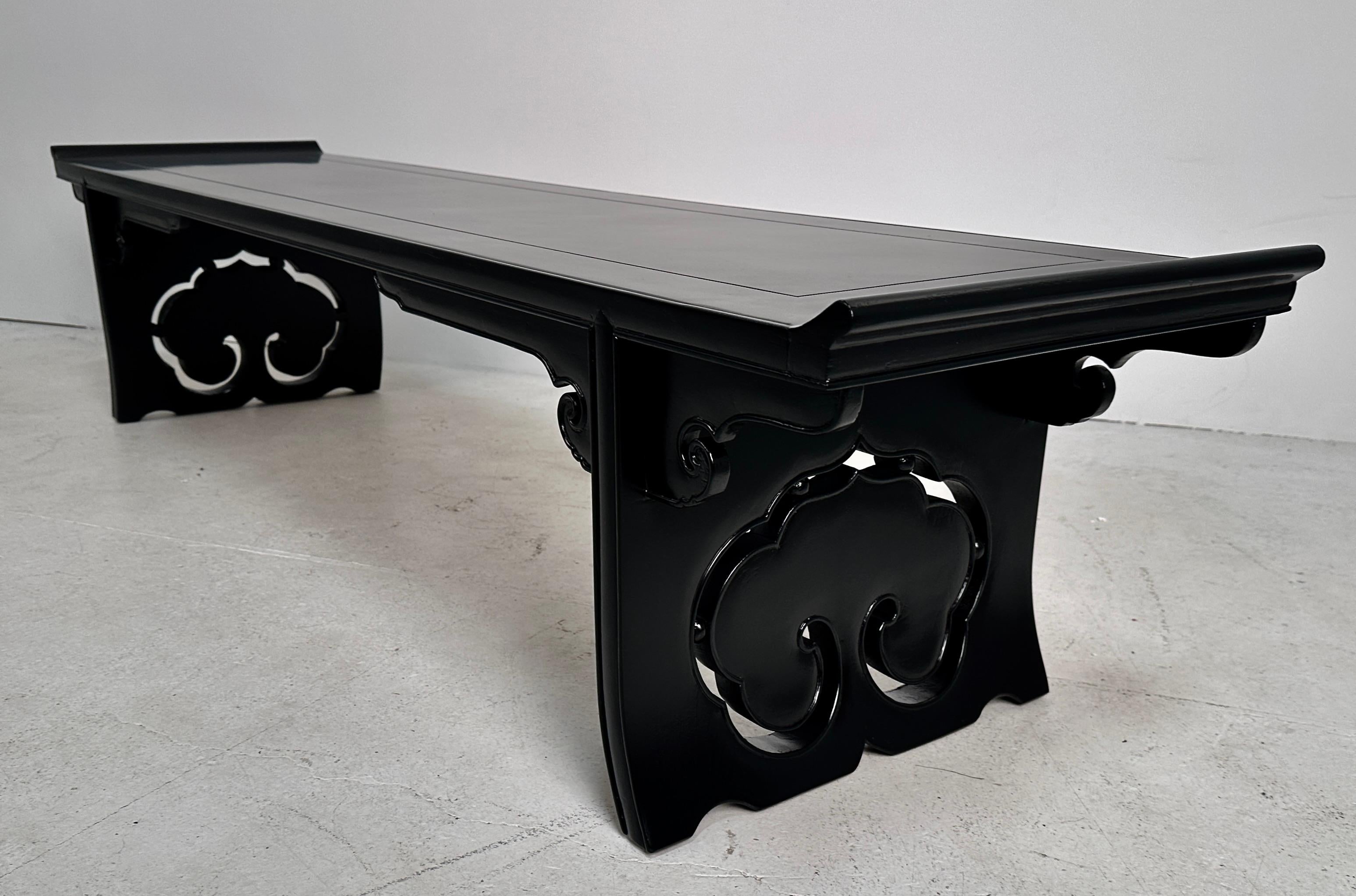Hollywood Regency Banc Chinoiserie Form A en laque noire, USA c 1950s en vente