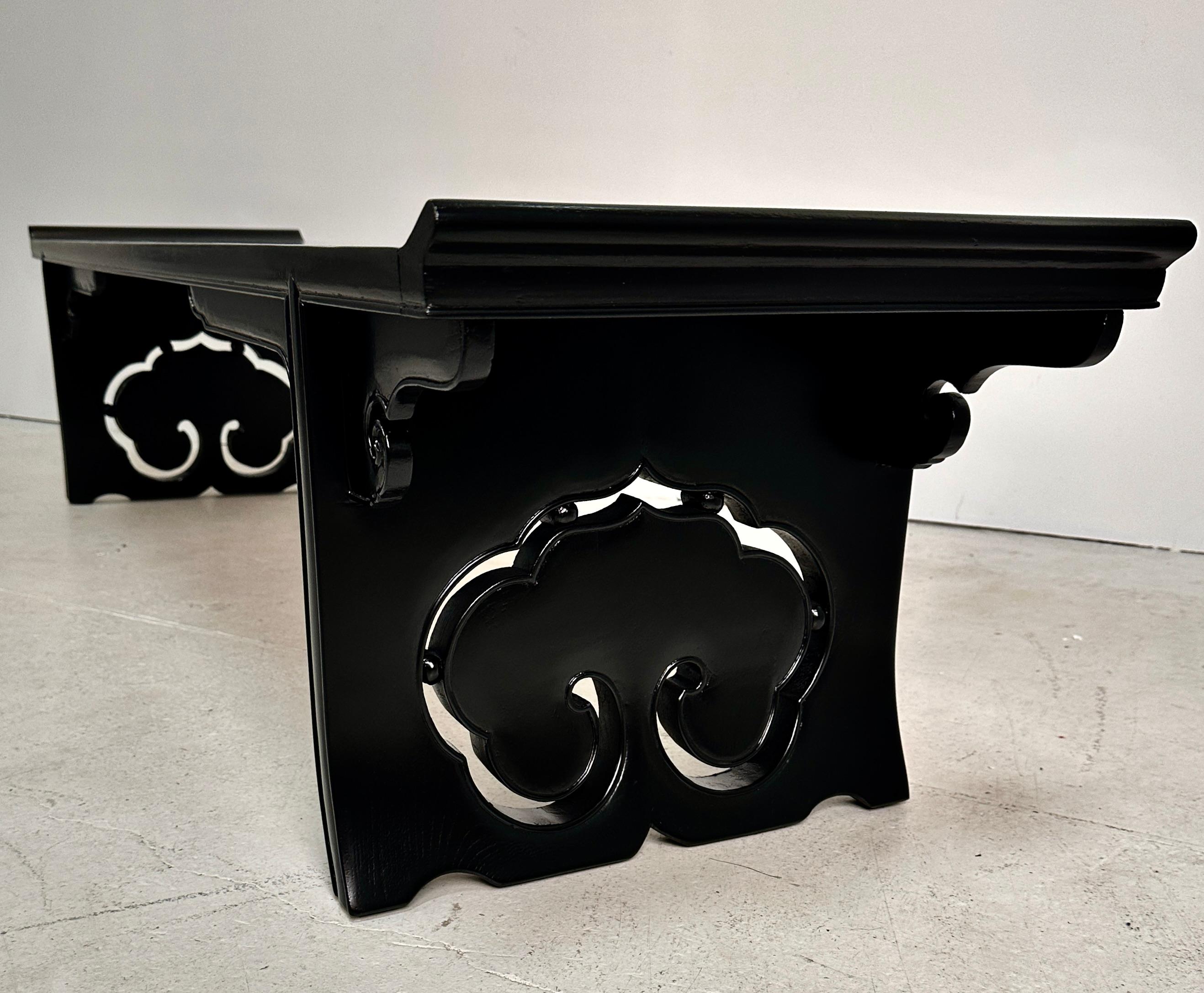 Banc Chinoiserie Form A en laque noire, USA c 1950s Bon état - En vente à Norwalk, CT
