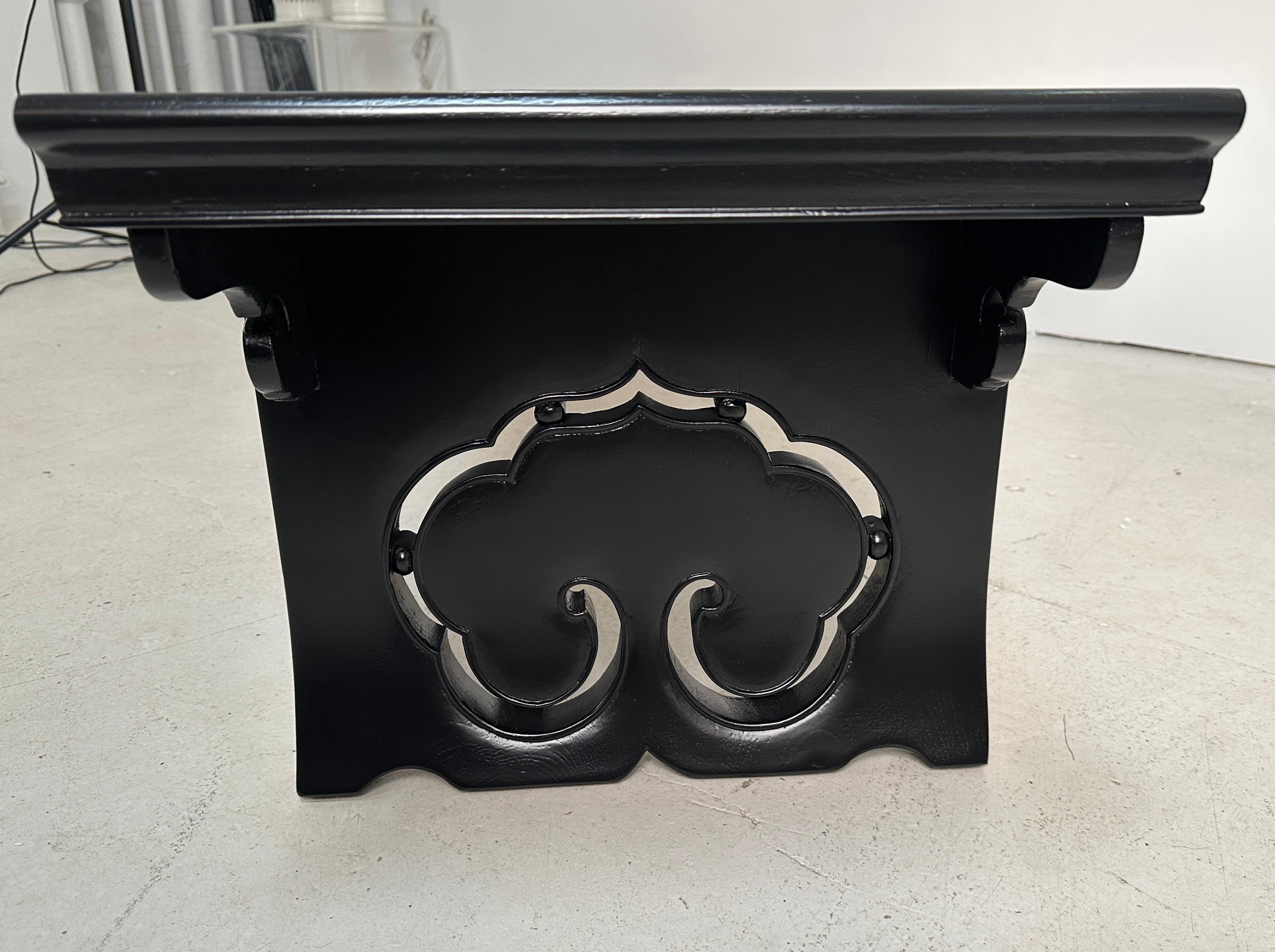 Milieu du XXe siècle Banc Chinoiserie Form A en laque noire, USA c 1950s en vente
