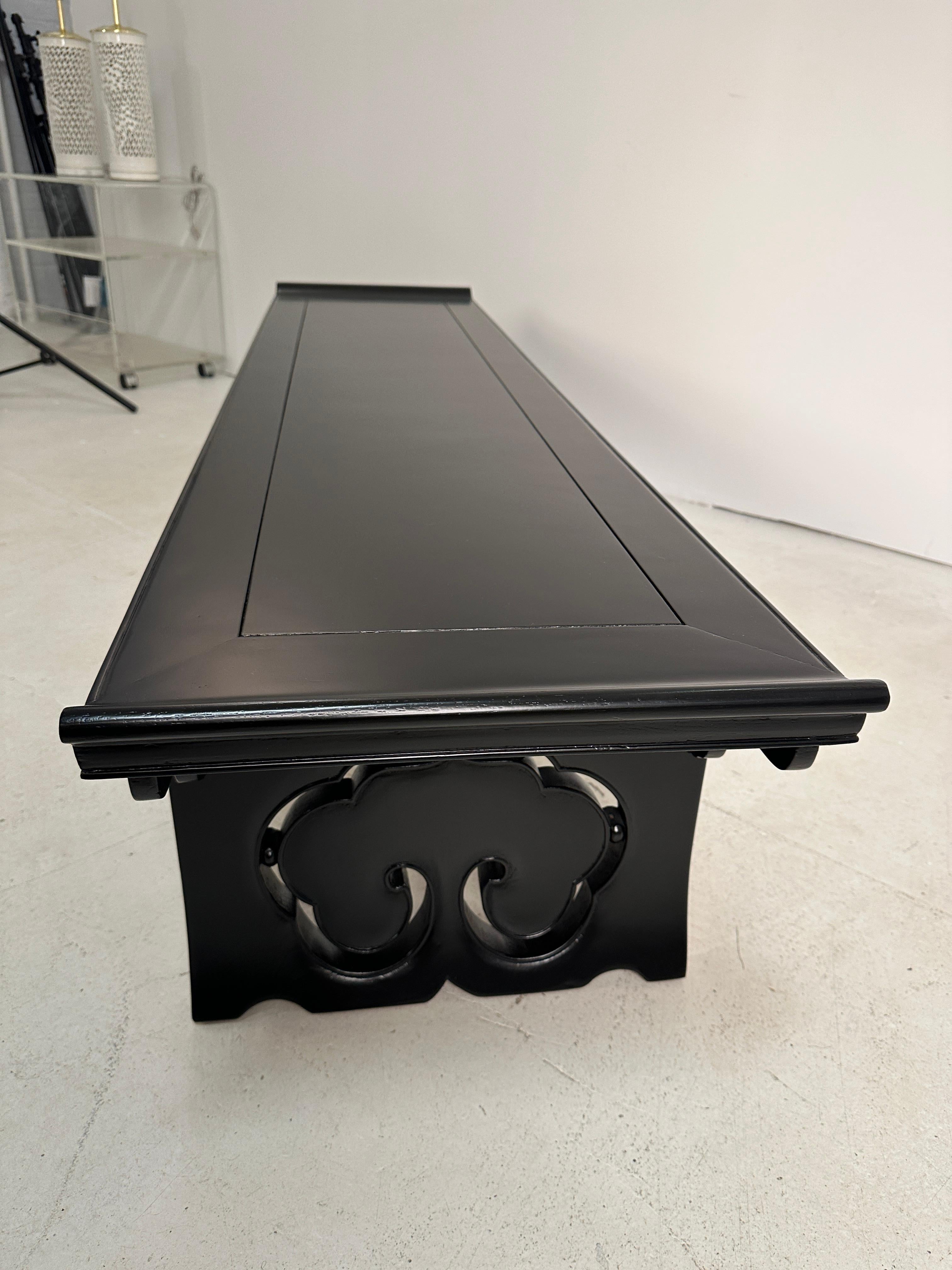 Banc Chinoiserie Form A en laque noire, USA c 1950s en vente 1