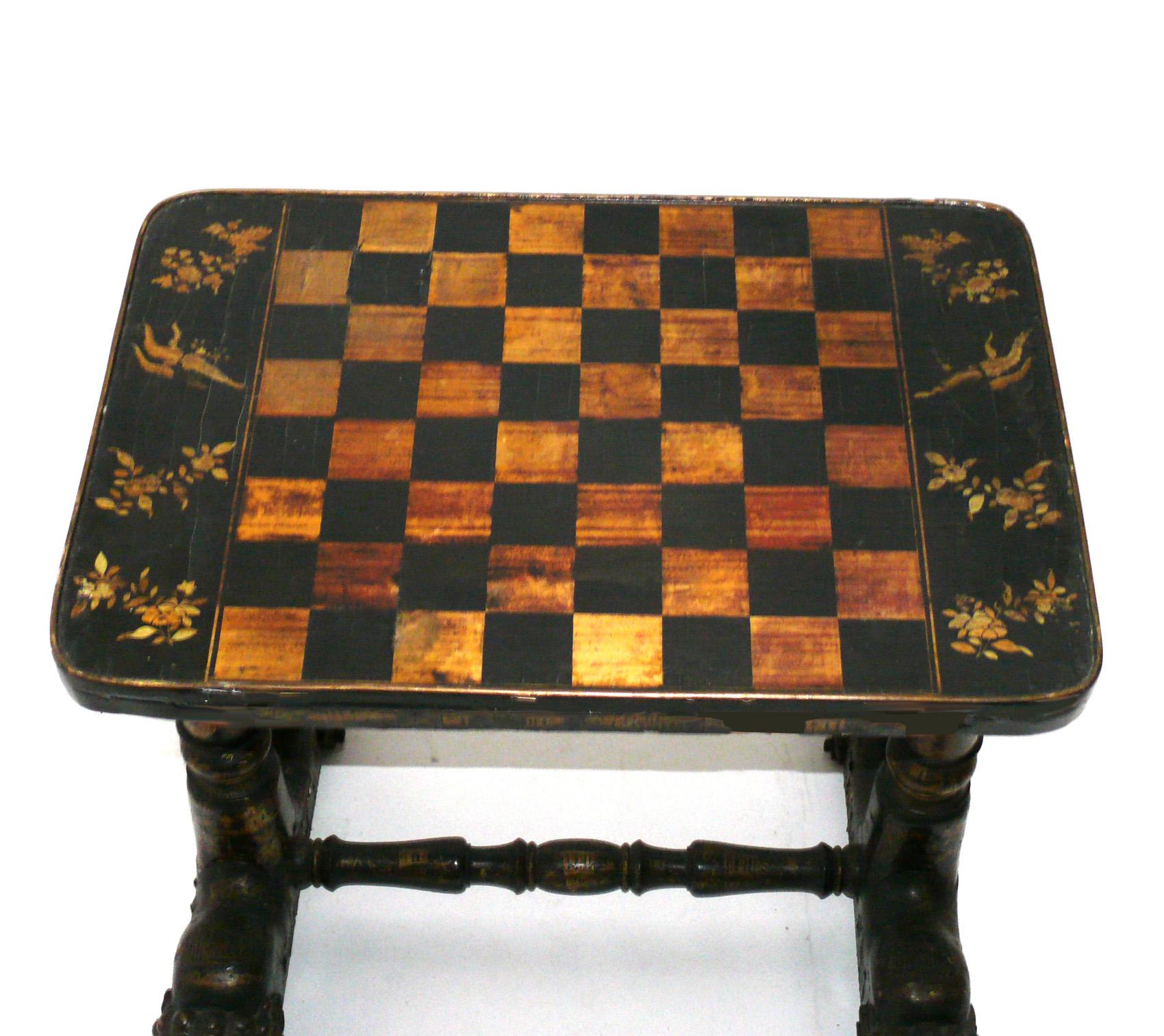 Table à jeux laquée et dorée à la Chinoiserie, probablement chinoise, au moins vers les années 1940, peut-être beaucoup plus tôt. Conserve la chaude patine d'origine. De taille polyvalente, elle peut être utilisée comme table de jeu, table de lampe,