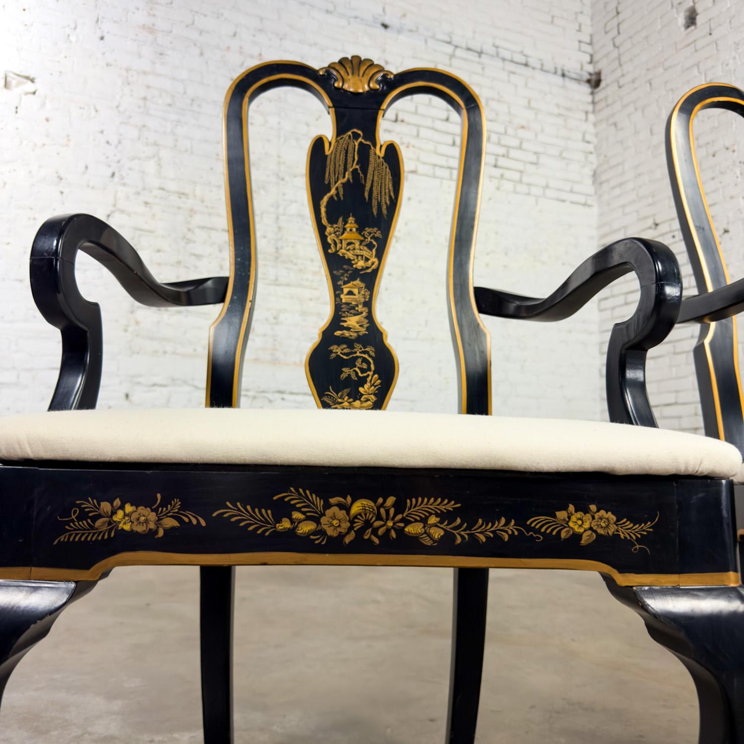 Fabelhafte Vintage Chinoiserie & Georgian Style Paar Host & Hostess Sessel schwarzem Lack Rahmen mit handgemalten asiatischen Szene Details, vergoldete trim, Cabriole Vorderbeine, & neue Ente Leinwand Stoff Sitze. Schöner Zustand, wenn man bedenkt,