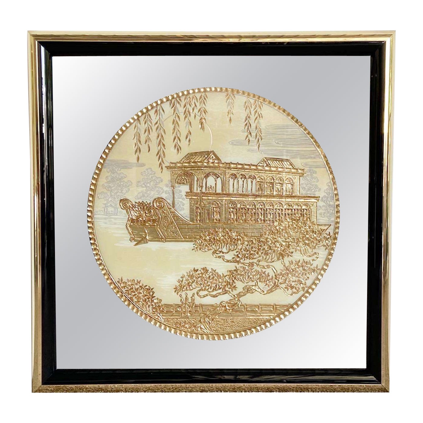 Miroir mural chinoiseries doré à la sculpture et à l'églomisé - Bateau en marbre en vente
