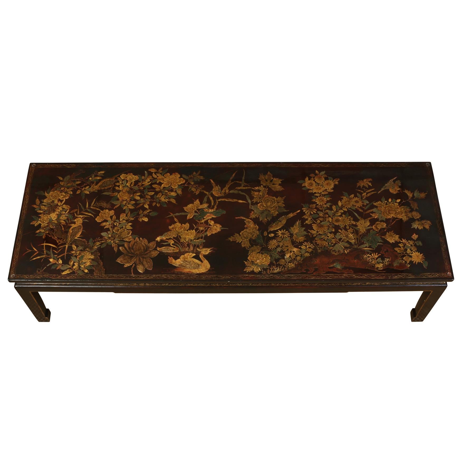 20ième siècle Chinoiserie Table basse à plateau en verre, décorée de dorures, brun chocolat en vente