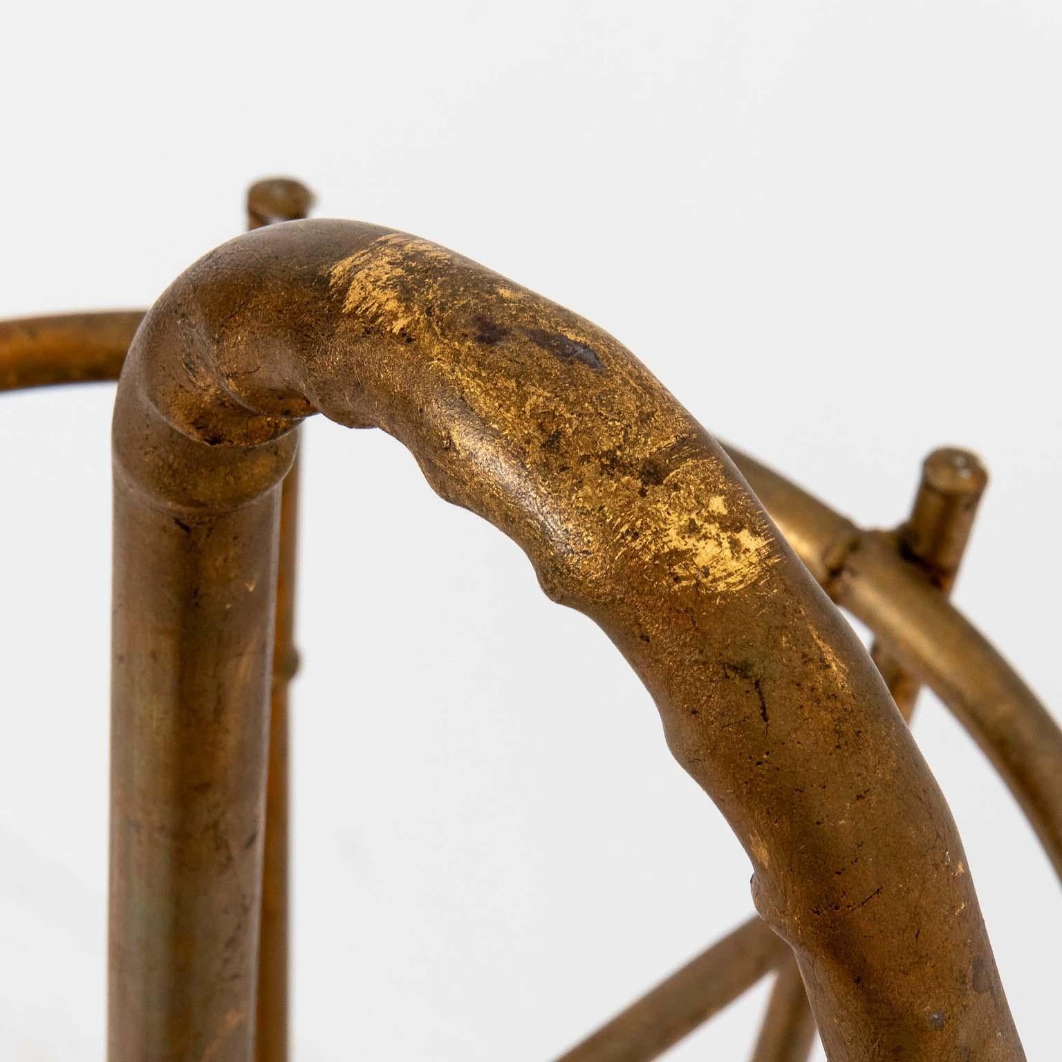 Portaombrelli italiano Hollywood Regency dorato in finto bambù. Metà del XX secolo. Buone condizioni generali di robustezza con alcuni segni di usura e patina dovuti all'età e all'uso.