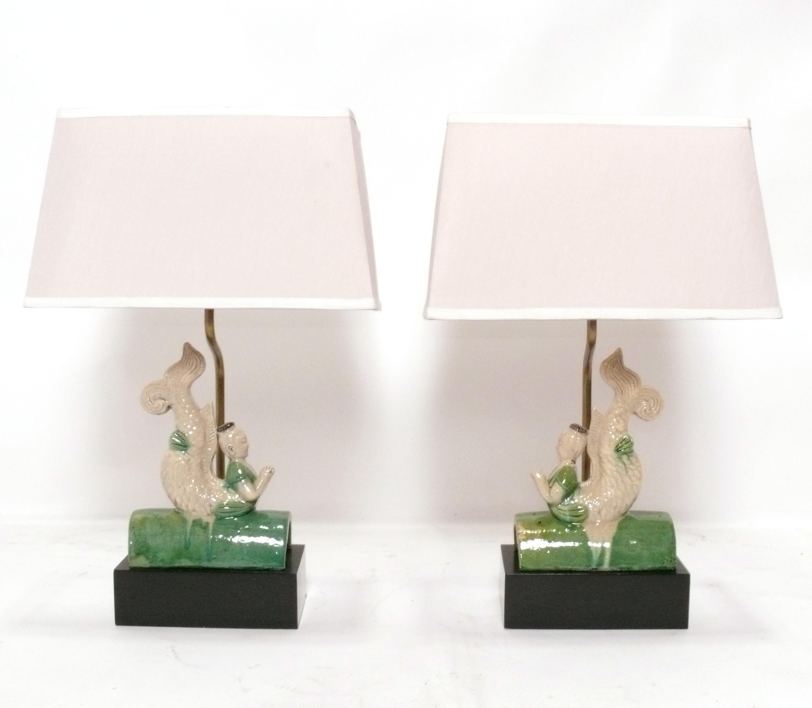 Paar Chinoiserie-Dachziegellampen aus glasierter Keramik, China, ca. 1940er Jahre, die Keramikteile möglicherweise viel früher. Die Lampen wurden neu verkabelt und sind einsatzbereit. Die abgebildeten Lampenschirme messen 10 