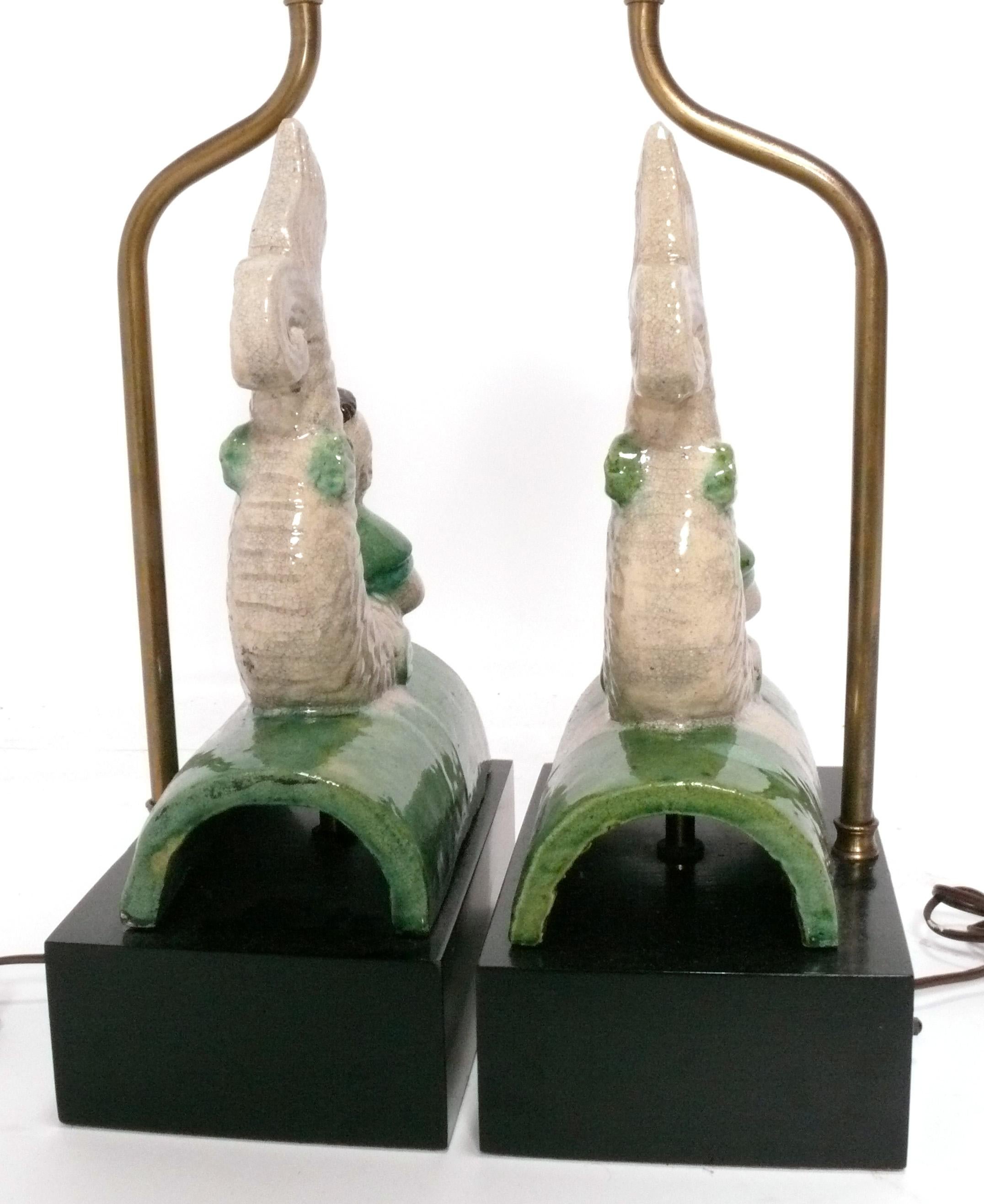 Chinoiserie glasierte keramische Dachziegel-Lampen (Metall) im Angebot