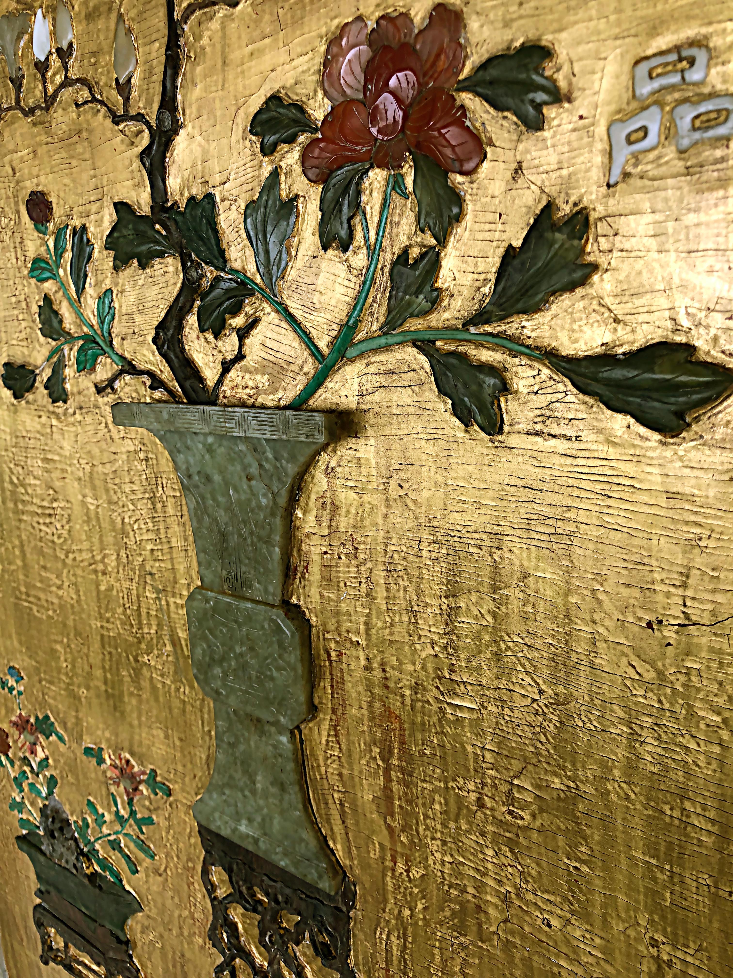 Doré Table basse chinoiseries décorée de feuilles d'or et de pierres dures à partir d'un écran