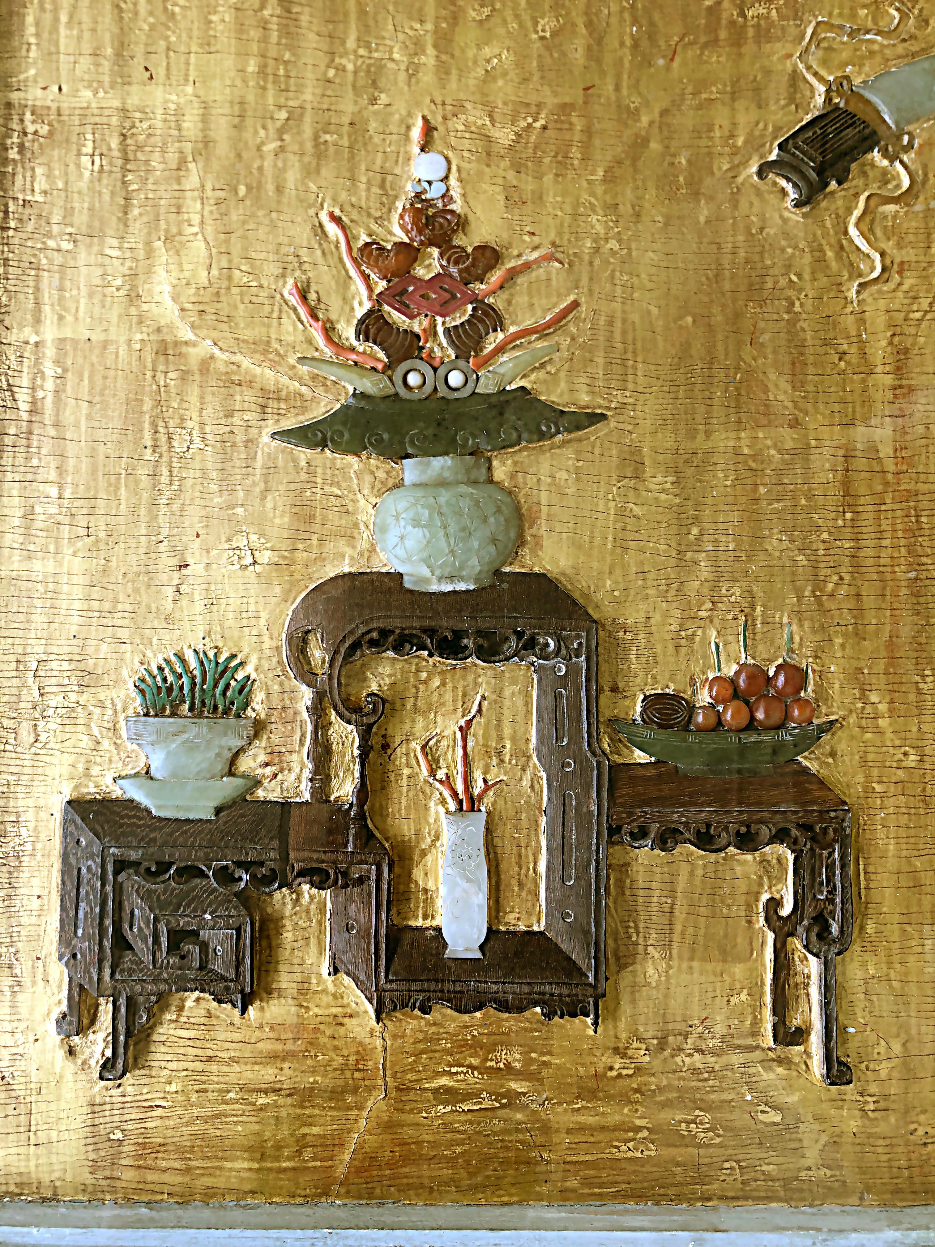 Table basse chinoiseries décorée de feuilles d'or et de pierres dures à partir d'un écran Bon état à Miami, FL