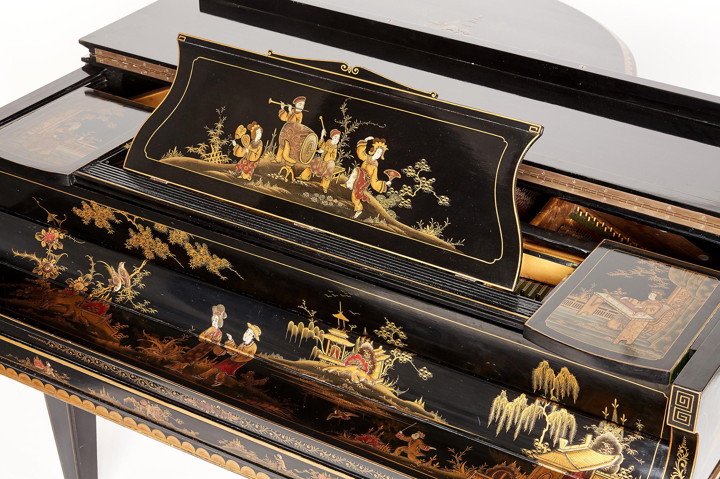 Pianoforte a coda Chinoiserie di Rogers and Sons London

Il pianoforte a coda è stato prodotto con il numero di dispositivo 1930.
Il pianoforte a coda fu venduto nel 1932 da Harrods a Londra a una signora che voleva usare il bellissimo strumento
