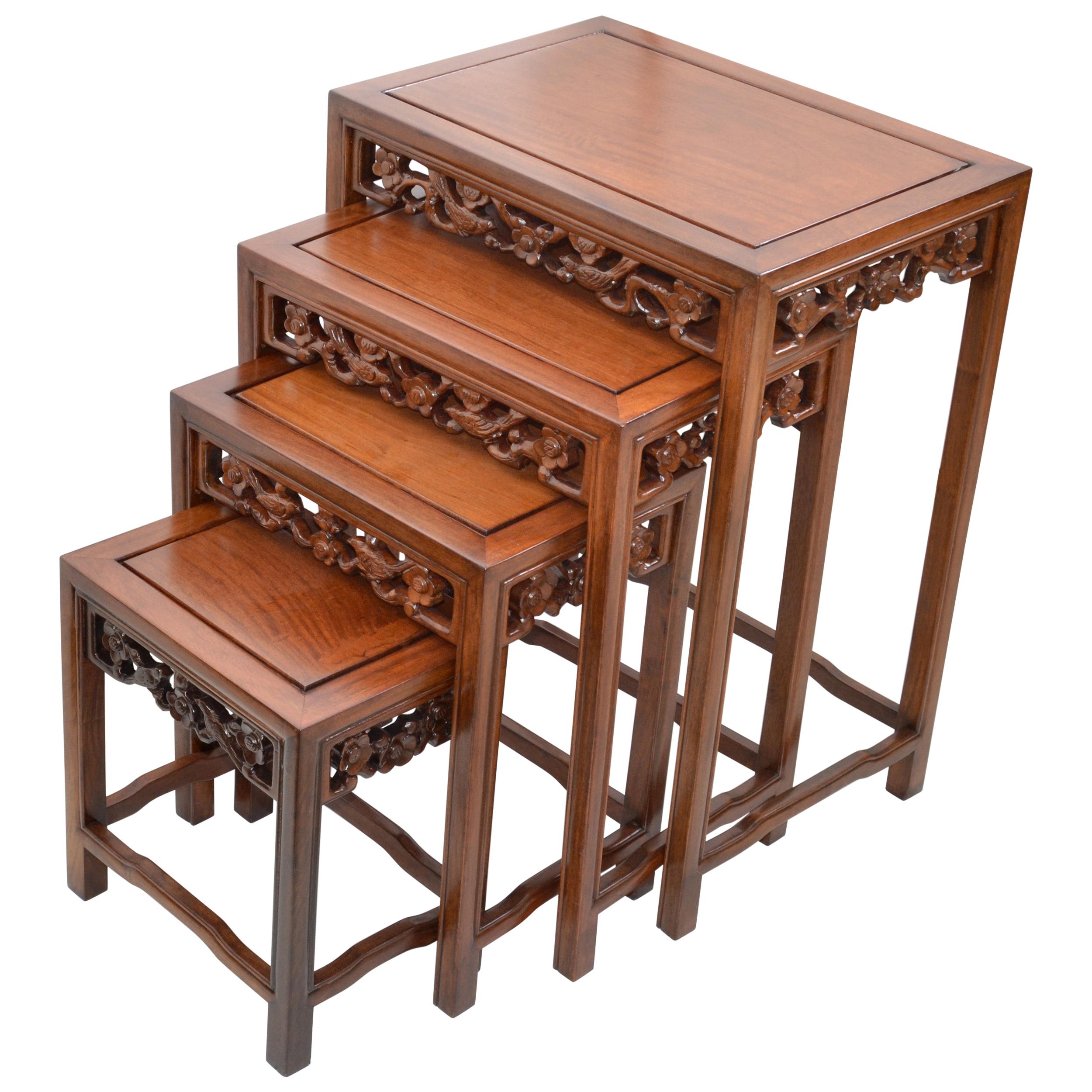 Tables gigognes ou tables empilables en bois asiatique sculptées à la main de style chinoiseries, lot de 4