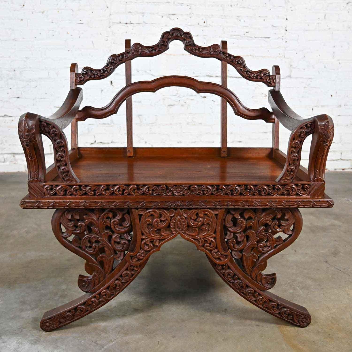 Phénoménale chaise Howdah ou selle d'éléphant en bois de rose, sculptée à la main, provenant de Bangkok en Thaïlande. Très bon état, tout en gardant à l'esprit qu'il s'agit d'un produit vintage et non neuf, qui présente donc des signes d'utilisation