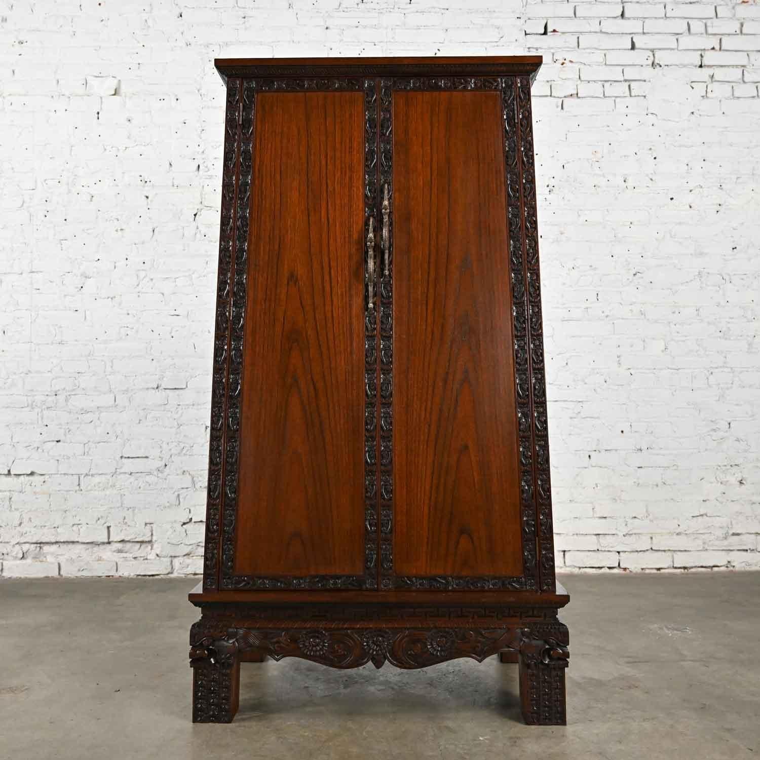 Armoire trapézoïdale chinoiseries sculptée à la main en bois de rose de Bangkok, Thaïlande en vente 12