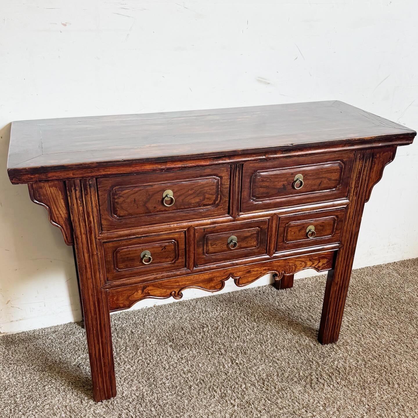Scopri l'eleganza dell'artigianato tradizionale con questa credenza/console intagliata a mano Chinoiserie. Questo splendido pezzo dettagliato presenta intricati intagli che mettono in mostra il fascino culturale e la raffinatezza. Con due cassetti