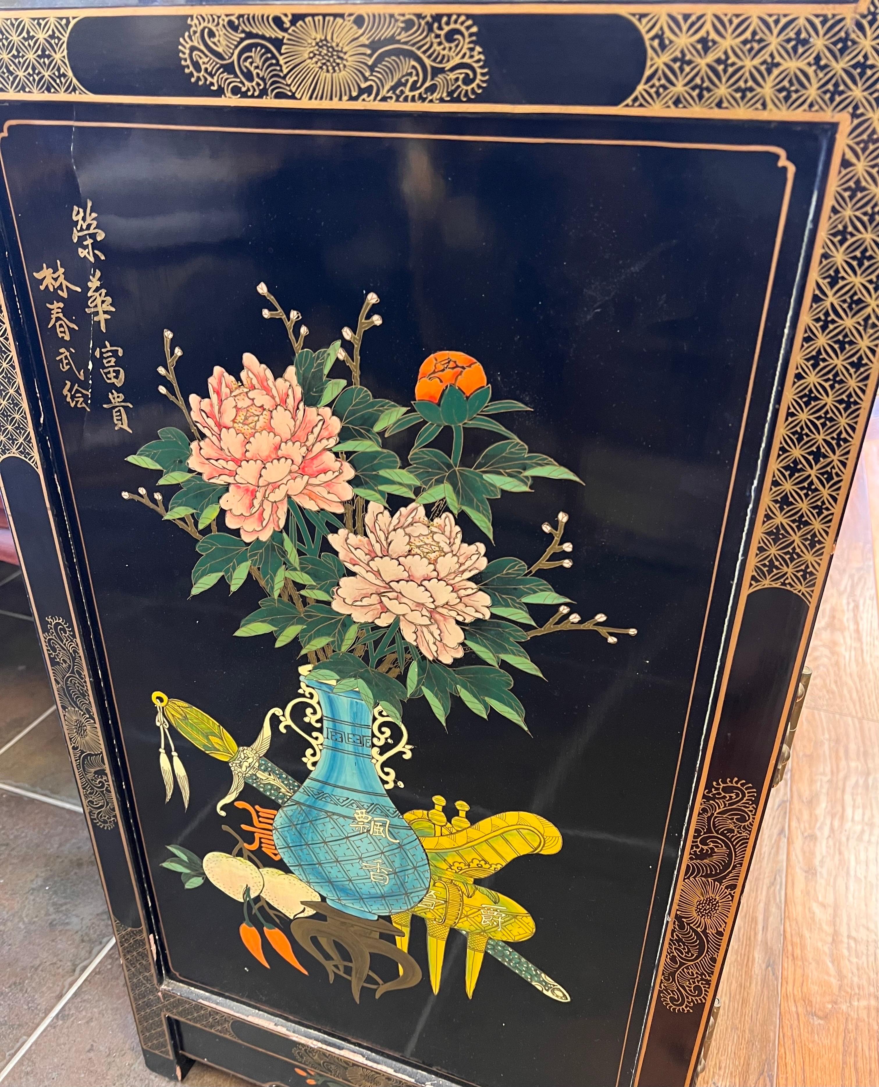 Chinoiserie Hand Painted Black Lacquer and Gilt China Display Cabinet Breakfront 8